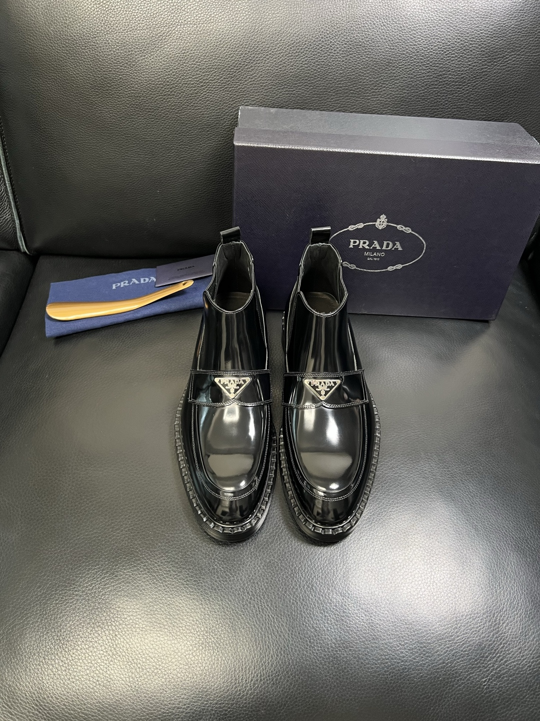 PRADA 高品质 顶级工艺品 普拉达 皮鞋专柜同步 原厂配置，意大利进口原版牛皮面料，透气舒适进口水染