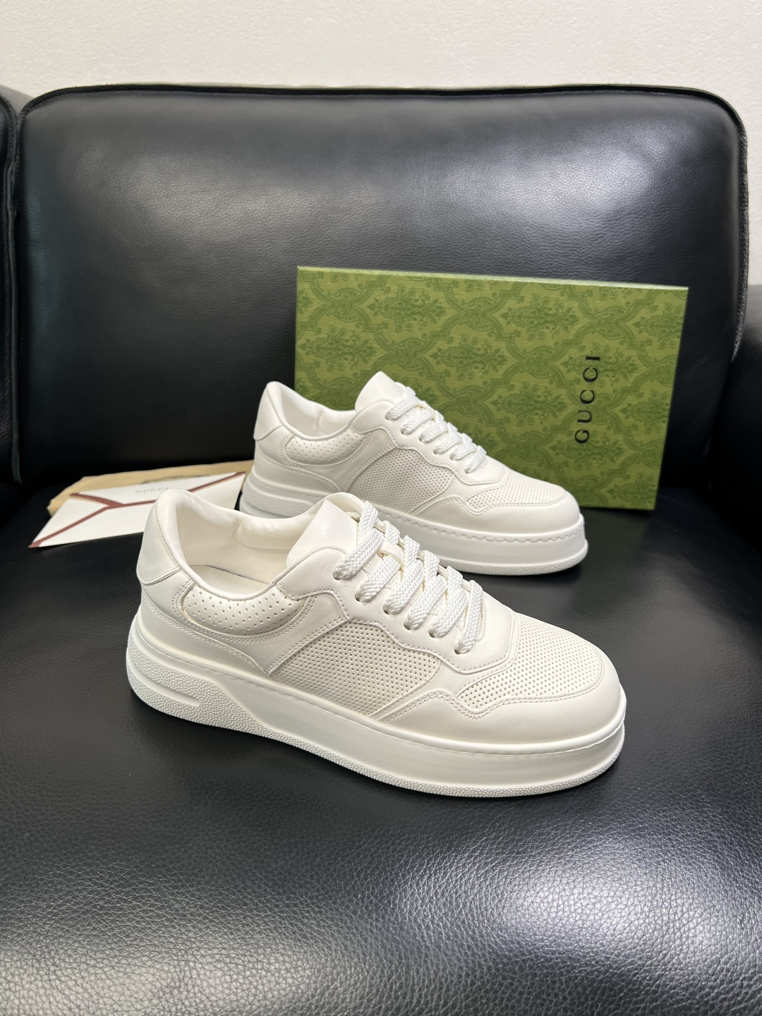 NO:664935,Gucci high-quality top handicrafts, new models at Gucci counters, original factory configuration of cowhide fabric imported from Italy, imported cowhide lining, breathable and comfortable, original soles specially provided by the factory and super comfortable, original factory and single goods are welcome to compare, code number 39-44 (customized 38 45),,gucci,cowhide19860909Gucci 高品质 顶级工艺品 古奇专柜新款,原厂配置意大利进口牛皮面料,进口牛皮内里垫,透气舒适,鞋底原厂特供原版底超级舒适,原厂跟单货 欢迎对比,码数 39-44（订做 38 45）,,gucci,cowhide,Men's shoes