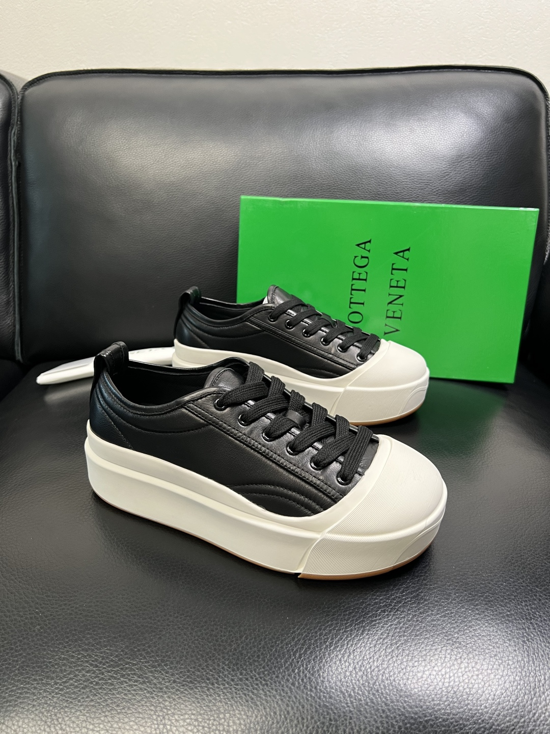 NO:664940,BOTTEGA VENETA High-quality top crafts BOTTEGA counters synchronized, uppers are made of cowhide fabric imported from Italy, breathable cowhide lining is comfortable, original soles are specially provided by the original factory, exclusive movable molded soles are super comfortable, original factory and single goods, welcome to compare, code number 39-44 (order 38 45),,bottega veneta,bottega veneta,cowhide19860909BOTTEGA VENETA 高品质 顶级工艺品 葆蝶家 专柜同步,鞋面意大利进口牛皮面料,透气牛皮内里舒适,鞋底原厂特供原版底,独家活动成型底超级舒适,原厂跟单货,欢迎对比,码数 39-44（订 38 45 ),,bottega veneta,bottega veneta,cowhide,Men's shoes