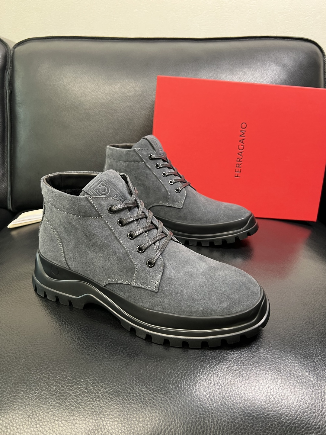 NO:664949,Ferragamo high-quality top handicrafts. Ferragamo high-top boots are available at the counter at the same time. The original configuration is imported from Italy. The original cowhide is imported from Italy. The imported water-dyed cowhide is used. The sole is super comfortable. The original sole is super comfortable. The original factory follows the order. Welcome to compare at the counter. The code number is 39-44 (customized 38 45 46), ferragamo, ferragamo, boots, cowhide.19860909Ferragamo 高品质 顶级工艺品 菲拉格慕 靴子高帮专柜同步发售原厂配置,意大利进口原版牛皮,进口水染牛里 ,鞋底原厂特供原版底超级舒适,原厂跟单货 ,欢迎对比专柜同步,码数 39-44（订做 38 45 46）,,ferragamo,ferragamo,boots,cowhide,Men's shoes