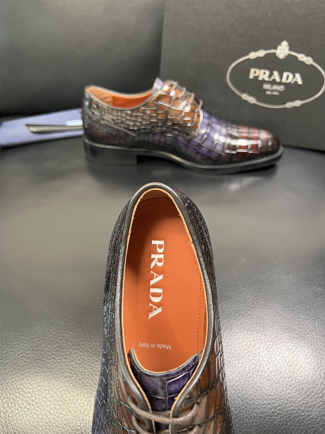 PRADA 高品质 顶级工艺品 普拉达 皮鞋专柜同步 原厂配置，意大利进口原版牛皮面料，透气舒适进口水染