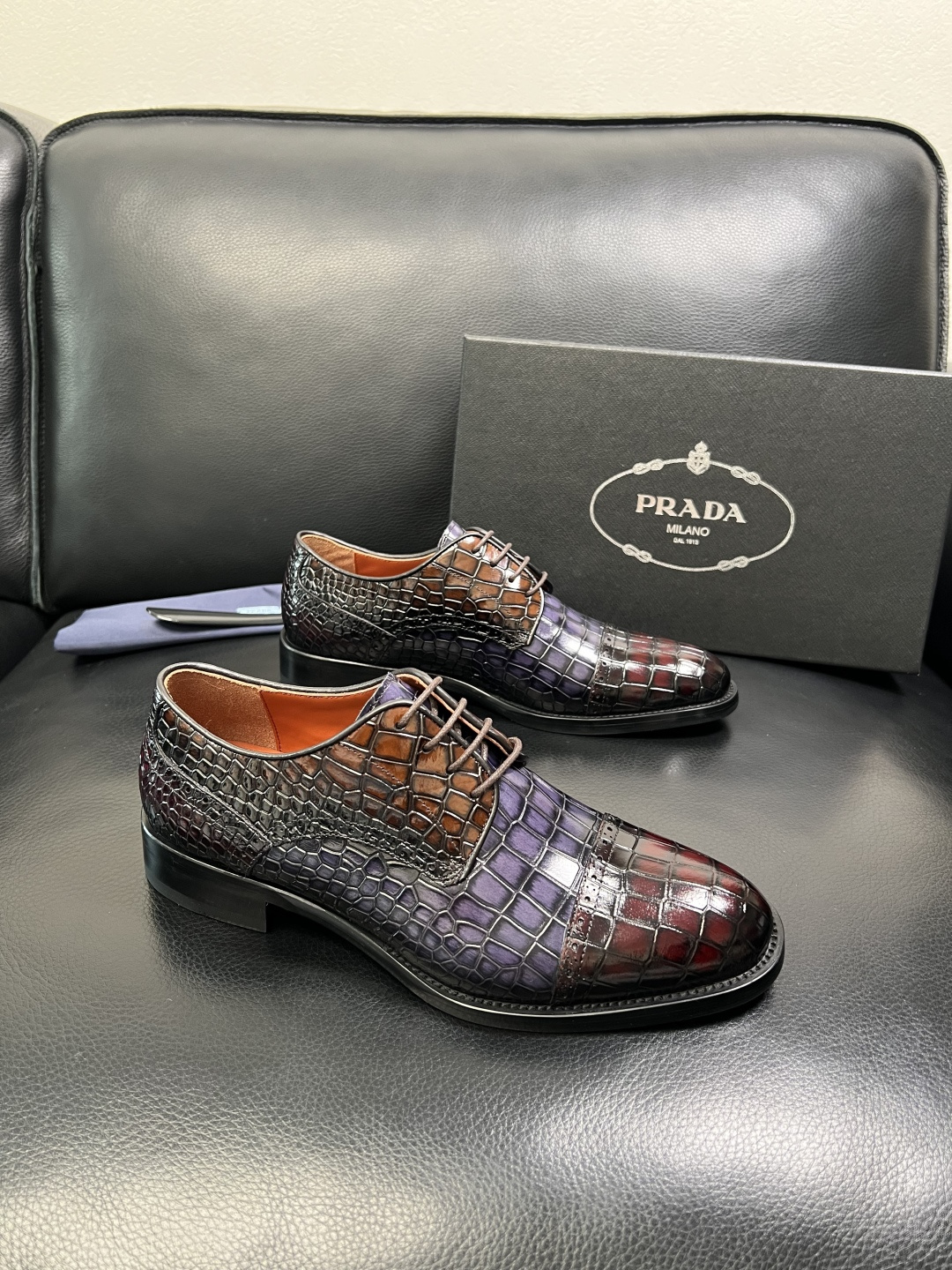 PRADA 高品质 顶级工艺品 普拉达 皮鞋专柜同步 原厂配置，意大利进口原版牛皮面料，透气舒适进口水染