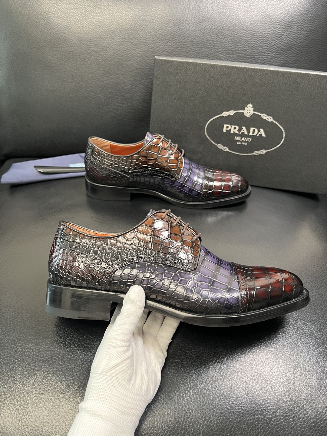 PRADA 高品质 顶级工艺品 普拉达 皮鞋专柜同步 原厂配置，意大利进口原版牛皮面料，透气舒适进口水染