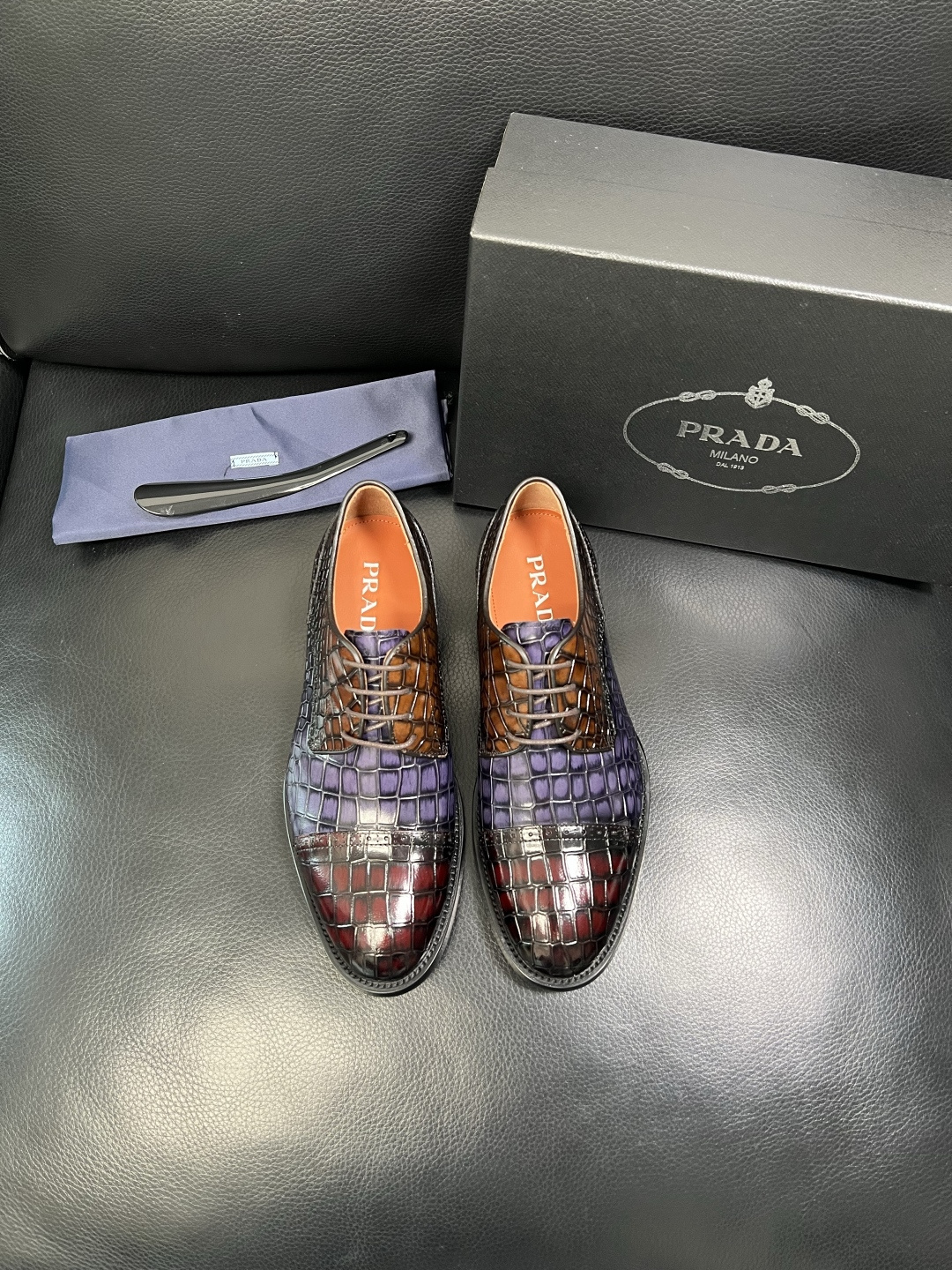 PRADA 高品质 顶级工艺品 普拉达 皮鞋专柜同步 原厂配置，意大利进口原版牛皮面料，透气舒适进口水染