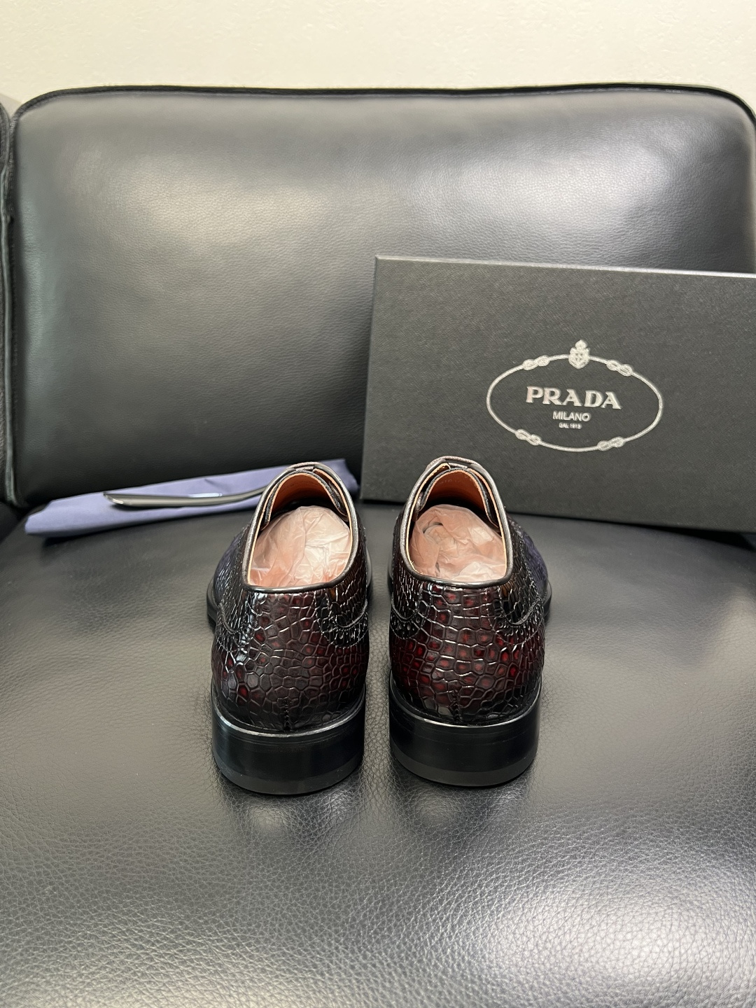 PRADA 高品质 顶级工艺品 普拉达 皮鞋专柜同步 原厂配置，意大利进口原版牛皮面料，透气舒适进口水染