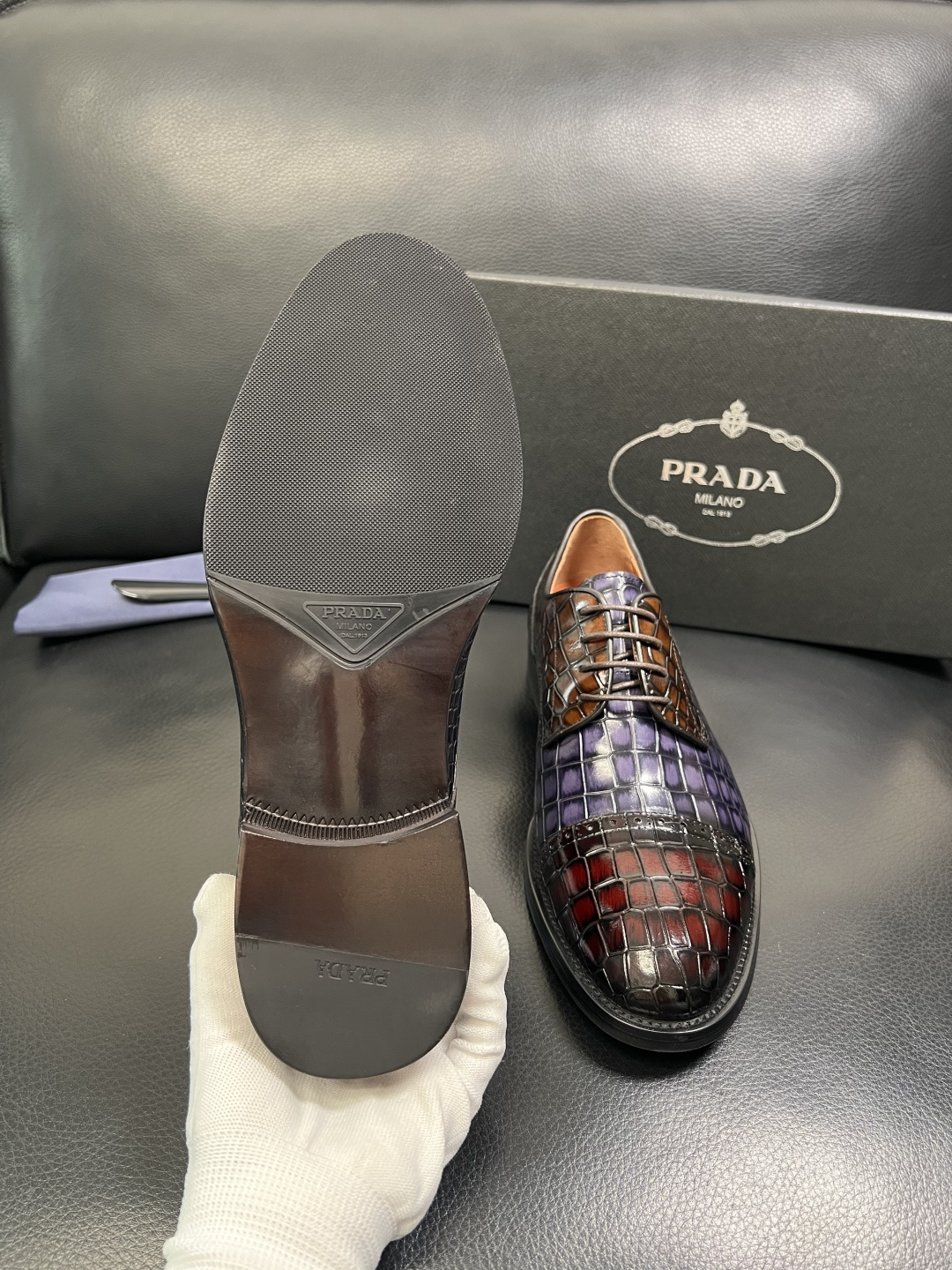 PRADA 高品质 顶级工艺品 普拉达 皮鞋专柜同步 原厂配置，意大利进口原版牛皮面料，透气舒适进口水染