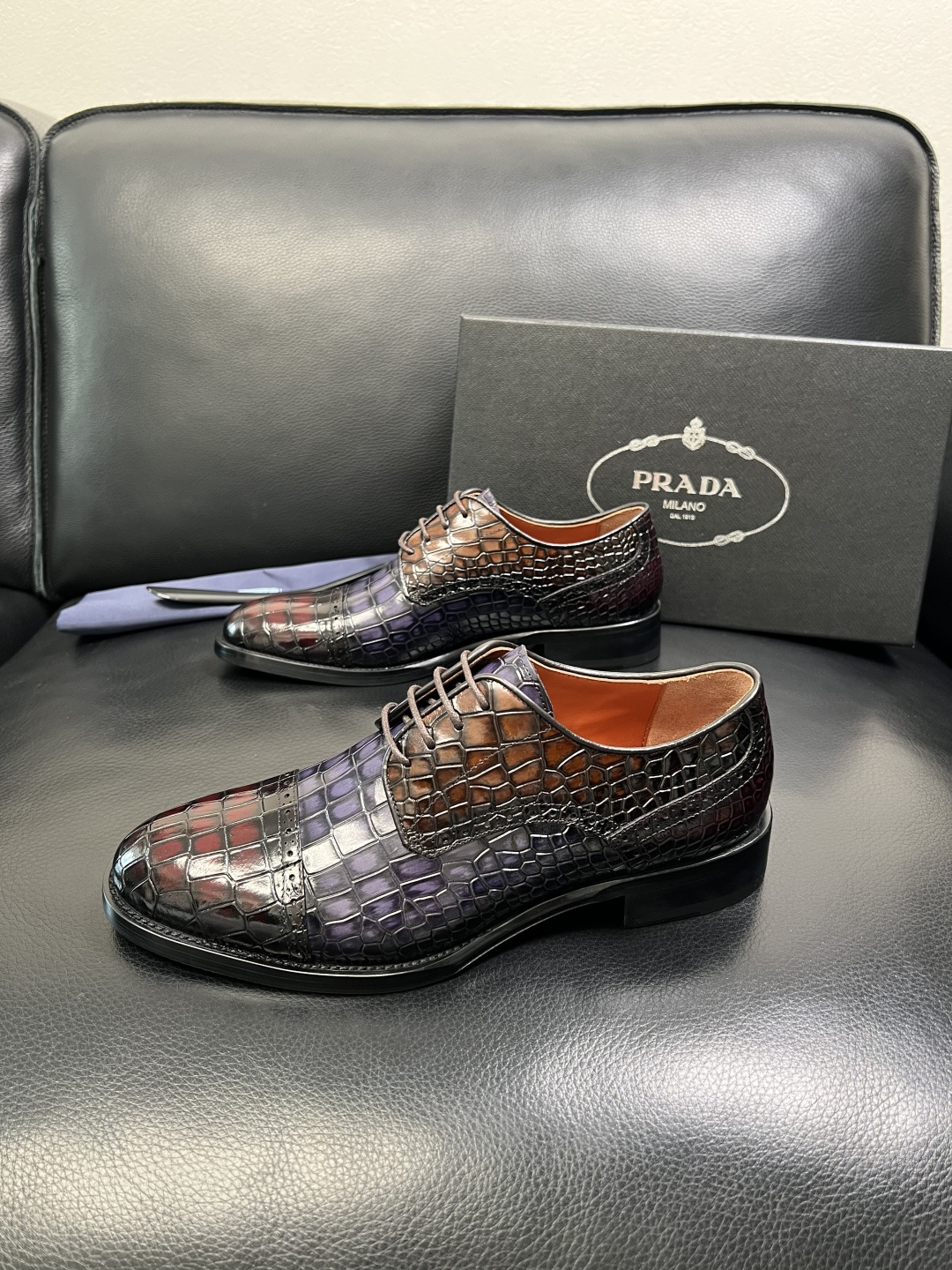 PRADA 高品质 顶级工艺品 普拉达 皮鞋专柜同步 原厂配置，意大利进口原版牛皮面料，透气舒适进口水染