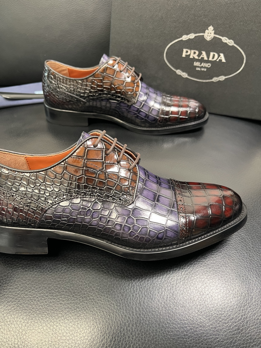 PRADA 高品质 顶级工艺品 普拉达 皮鞋专柜同步 原厂配置，意大利进口原版牛皮面料，透气舒适进口水染