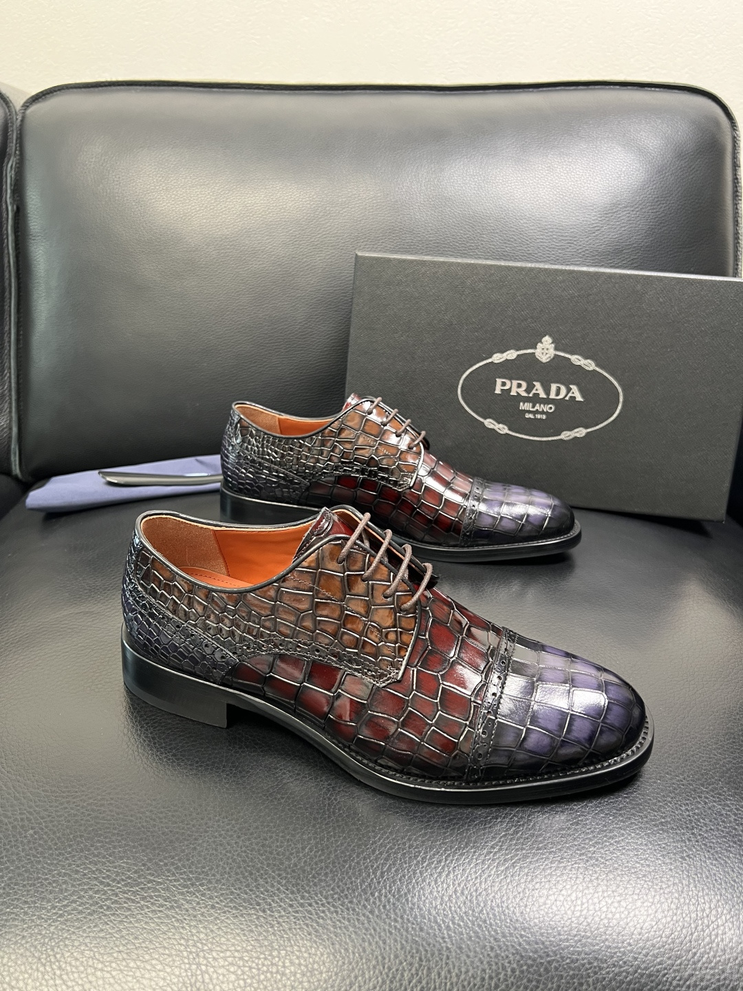 PRADA 高品质 顶级工艺品 普拉达 皮鞋专柜同步 原厂配置，意大利进口原版牛皮面料，透气舒适进口水染