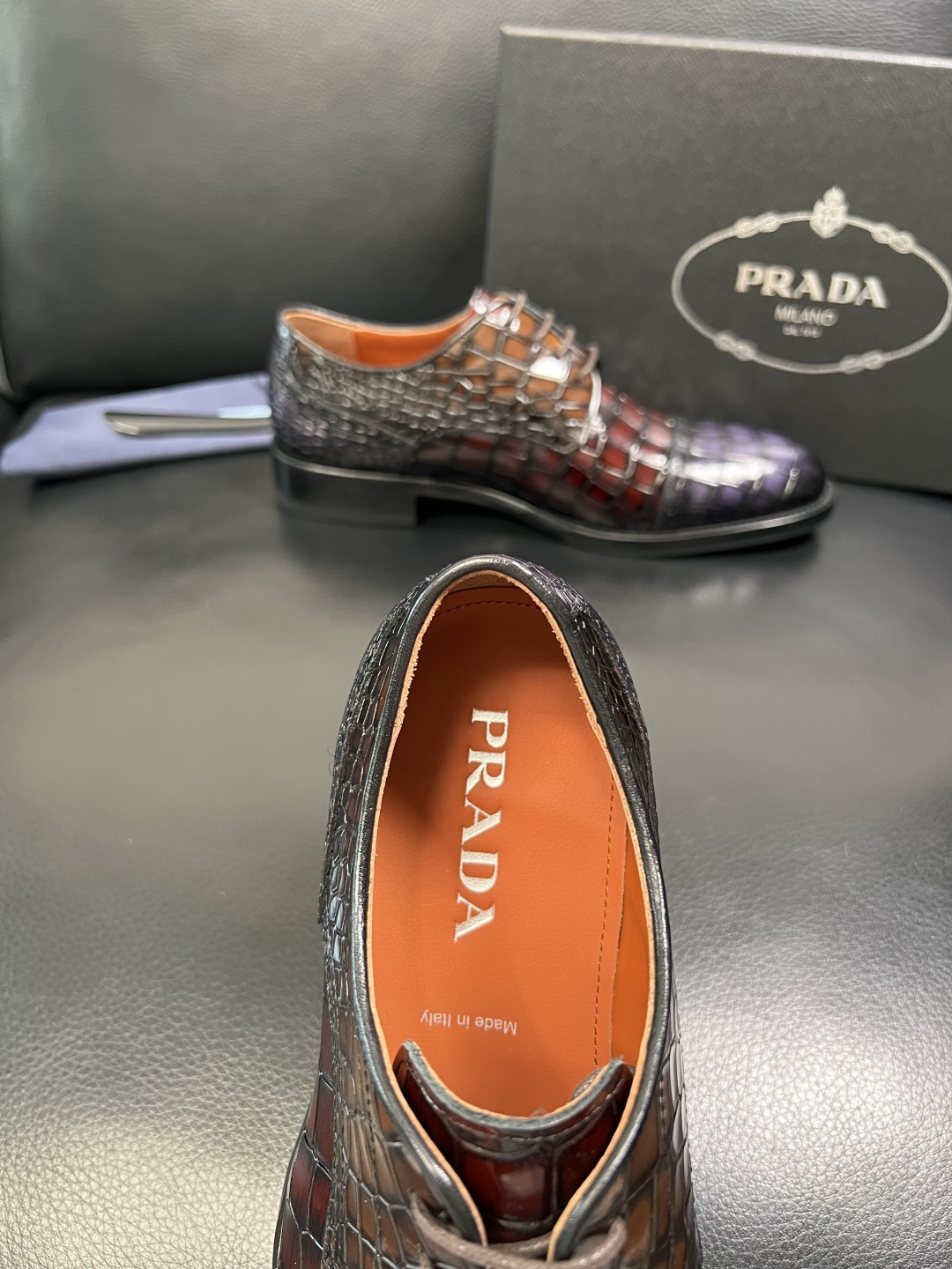 PRADA 高品质 顶级工艺品 普拉达 皮鞋专柜同步 原厂配置，意大利进口原版牛皮面料，透气舒适进口水染