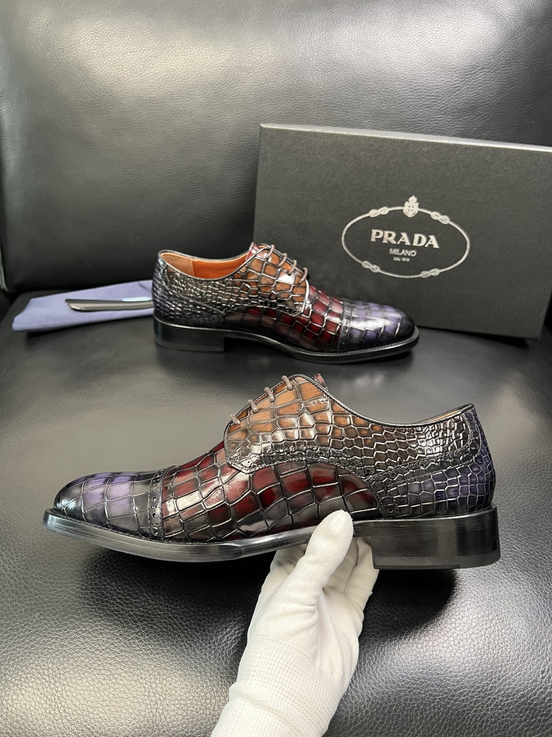 PRADA 高品质 顶级工艺品 普拉达 皮鞋专柜同步 原厂配置，意大利进口原版牛皮面料，透气舒适进口水染