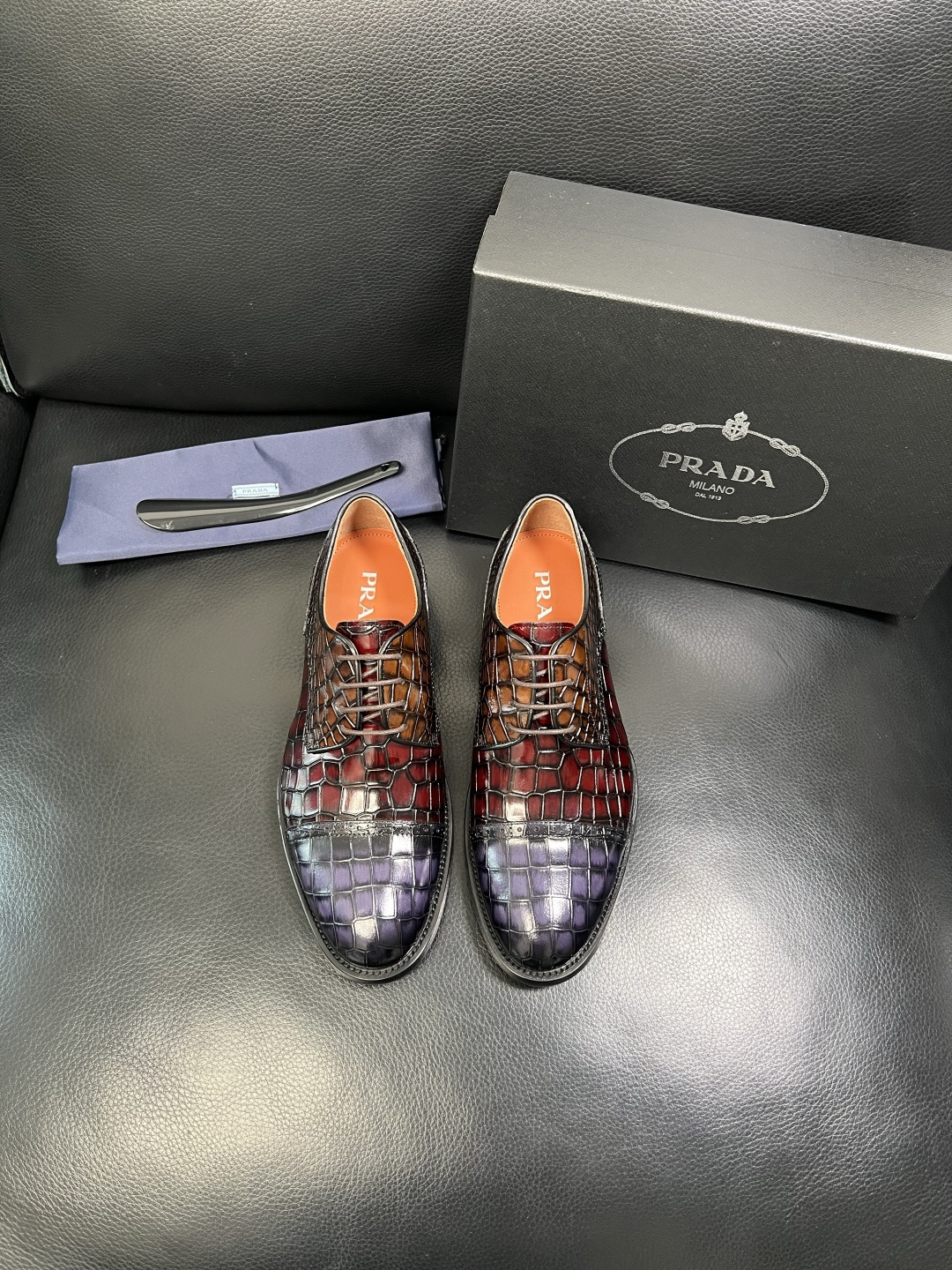 PRADA 高品质 顶级工艺品 普拉达 皮鞋专柜同步 原厂配置，意大利进口原版牛皮面料，透气舒适进口水染