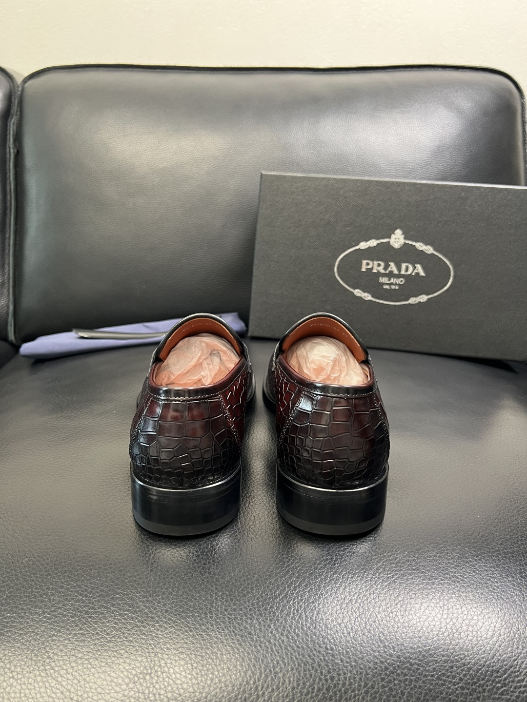 PRADA 高品质 顶级工艺品 普拉达 皮鞋专柜同步 原厂配置，意大利进口原版牛皮面料，透气舒适进口水染