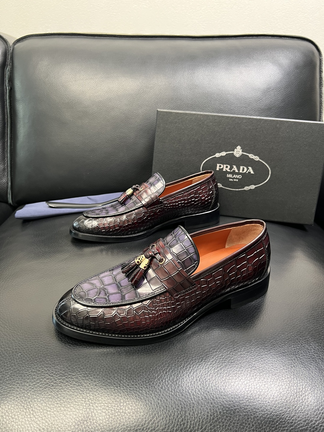 PRADA 高品质 顶级工艺品 普拉达 皮鞋专柜同步 原厂配置，意大利进口原版牛皮面料，透气舒适进口水染