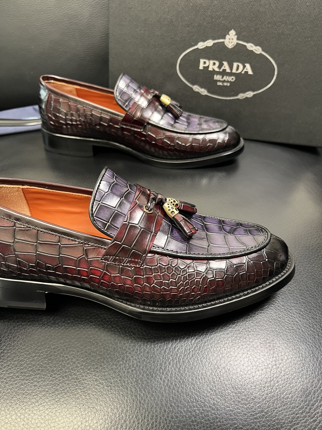 PRADA 高品质 顶级工艺品 普拉达 皮鞋专柜同步 原厂配置，意大利进口原版牛皮面料，透气舒适进口水染