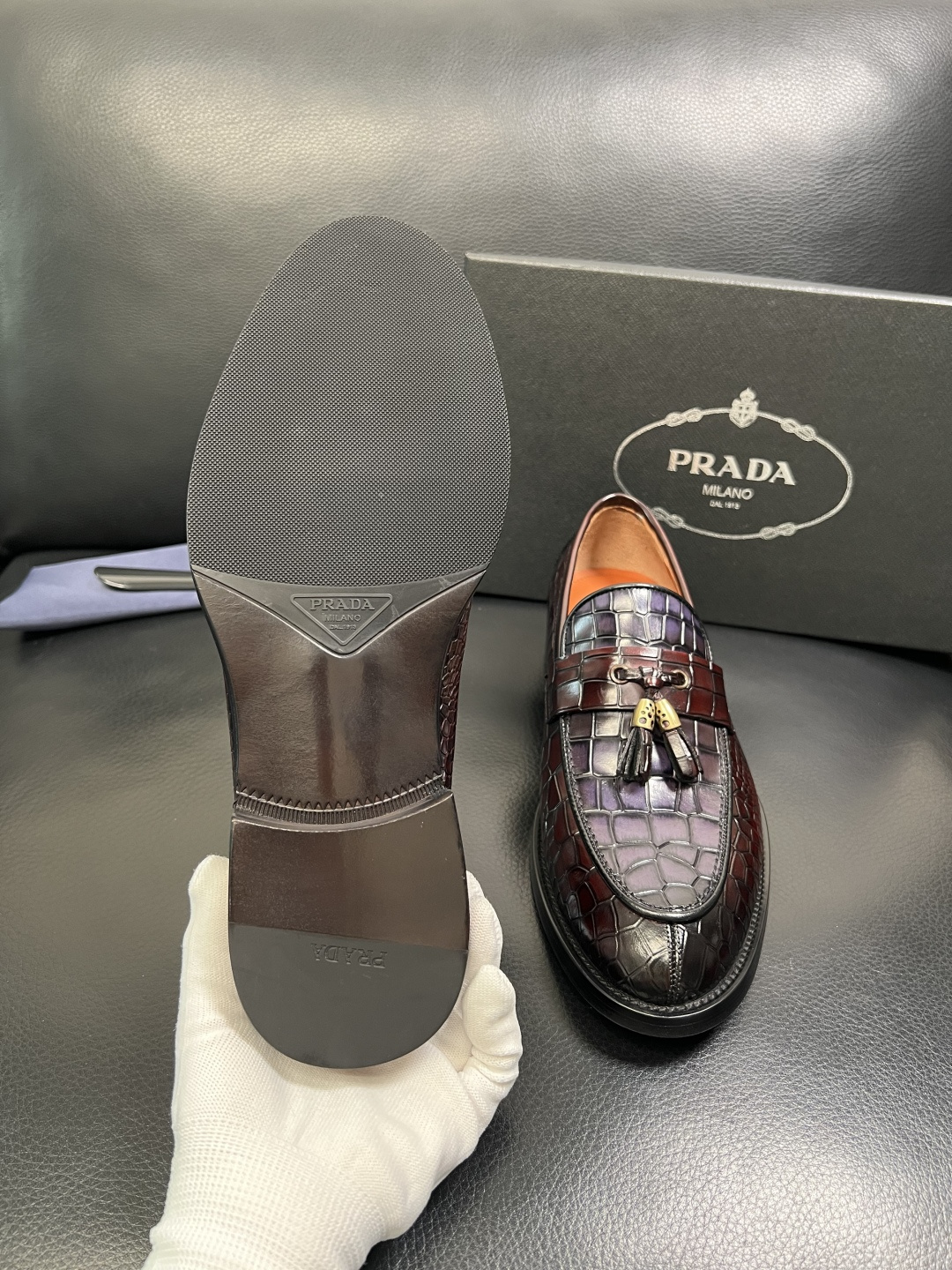 PRADA 高品质 顶级工艺品 普拉达 皮鞋专柜同步 原厂配置，意大利进口原版牛皮面料，透气舒适进口水染