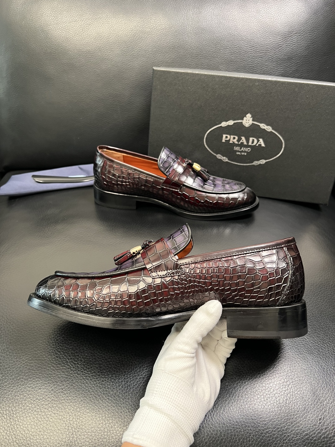 PRADA 高品质 顶级工艺品 普拉达 皮鞋专柜同步 原厂配置，意大利进口原版牛皮面料，透气舒适进口水染