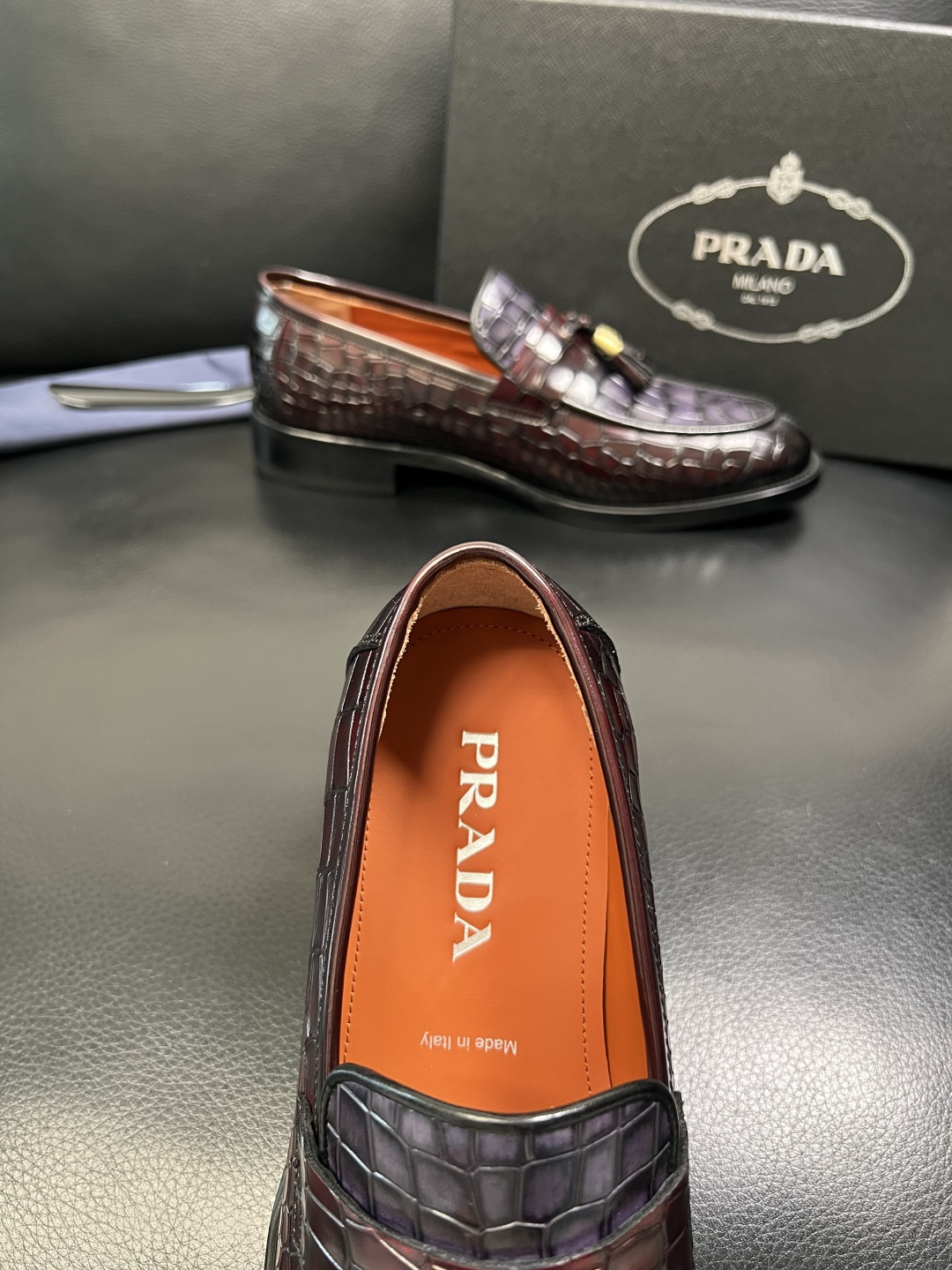 PRADA 高品质 顶级工艺品 普拉达 皮鞋专柜同步 原厂配置，意大利进口原版牛皮面料，透气舒适进口水染
