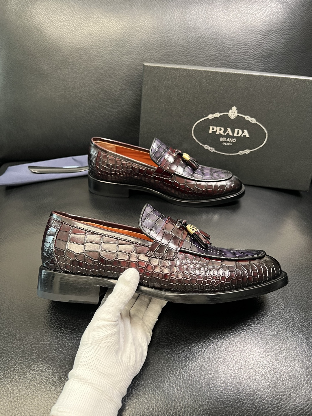 PRADA 高品质 顶级工艺品 普拉达 皮鞋专柜同步 原厂配置，意大利进口原版牛皮面料，透气舒适进口水染