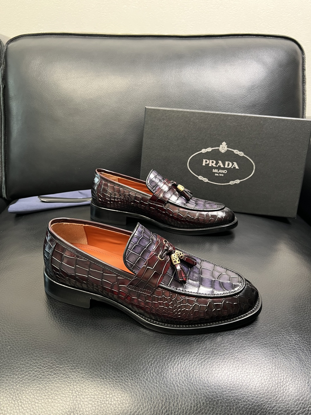 PRADA 高品质 顶级工艺品 普拉达 皮鞋专柜同步 原厂配置，意大利进口原版牛皮面料，透气舒适进口水染