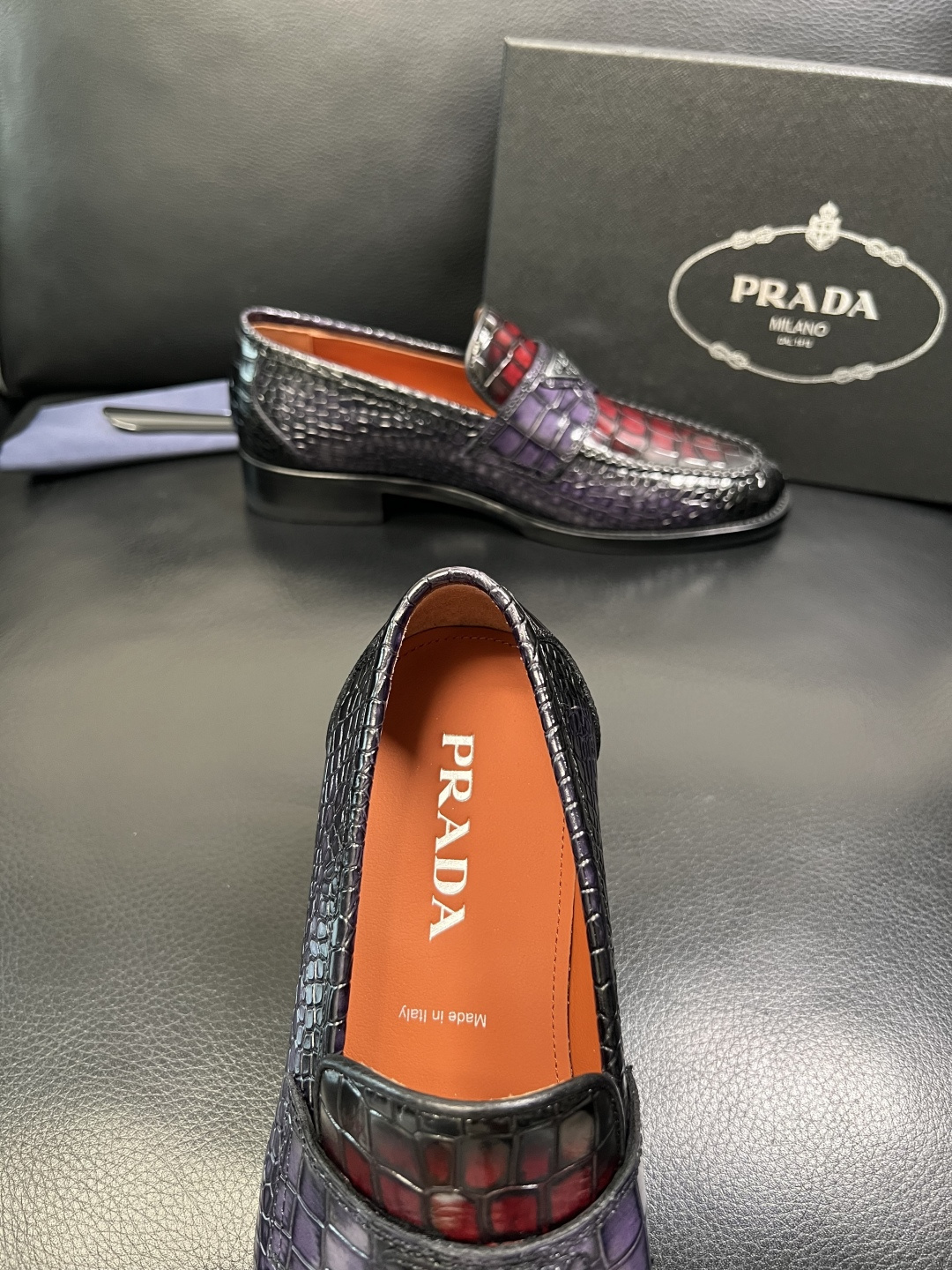 PRADA 高品质 顶级工艺品 普拉达 皮鞋专柜同步 原厂配置，意大利进口原版牛皮面料，透气舒适进口水染