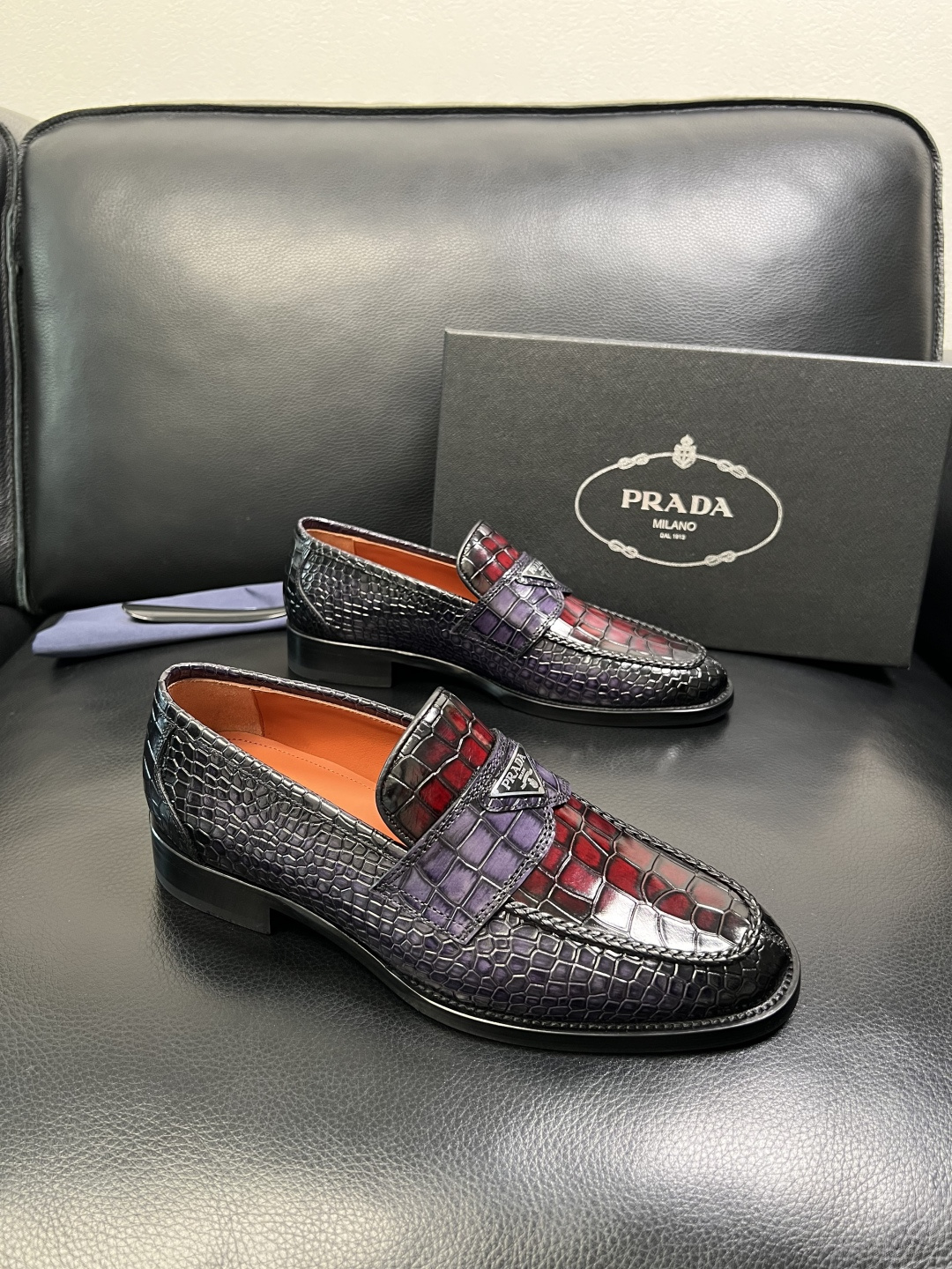 NO:680281,PRADA High-quality top crafts Prada Leather Shoes Counter Synchronization Original factory configuration, original cowhide fabric imported from Italy, breathable and comfortable imported water-dyed cowhide lining, original soles specially provided by the factory and super comfortable, original factory order code number 39-44 (order 38 45),, prada, prada, cowhide19860909PRADA 高品质 顶级工艺品 普拉达 皮鞋专柜同步 原厂配置,意大利进口原版牛皮面料,透气舒适进口水染牛里垫,鞋底原厂特供原版底超级舒适,原厂跟单货码数 39-44（订 38 45）,,prada,prada,cowhide,Men's shoes