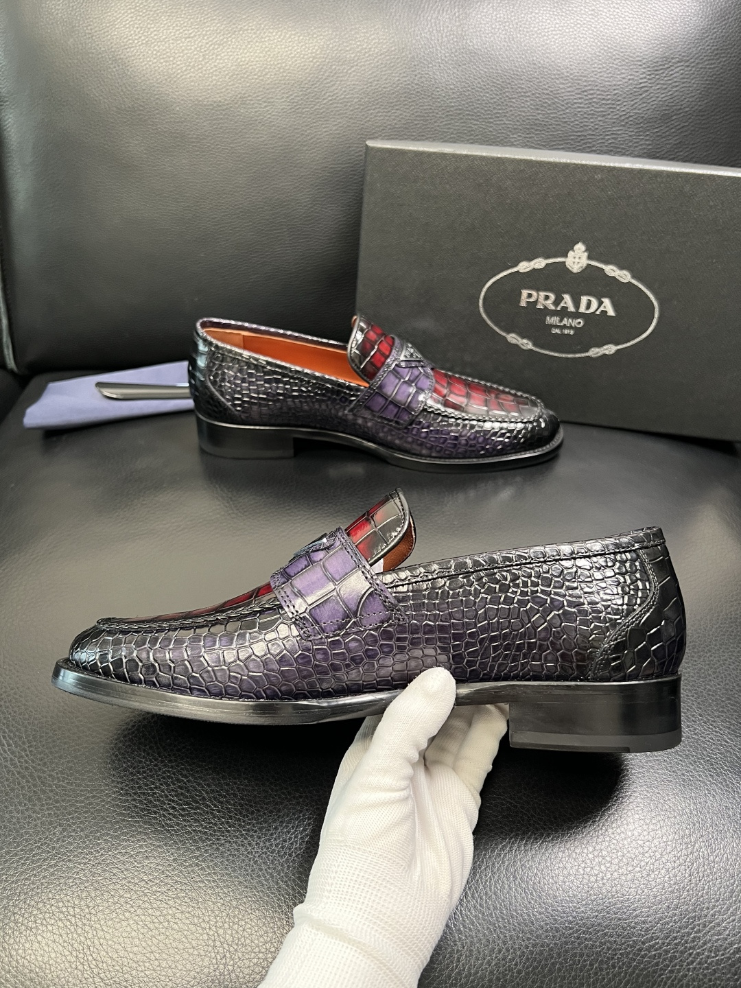 PRADA 高品质 顶级工艺品 普拉达 皮鞋专柜同步 原厂配置，意大利进口原版牛皮面料，透气舒适进口水染