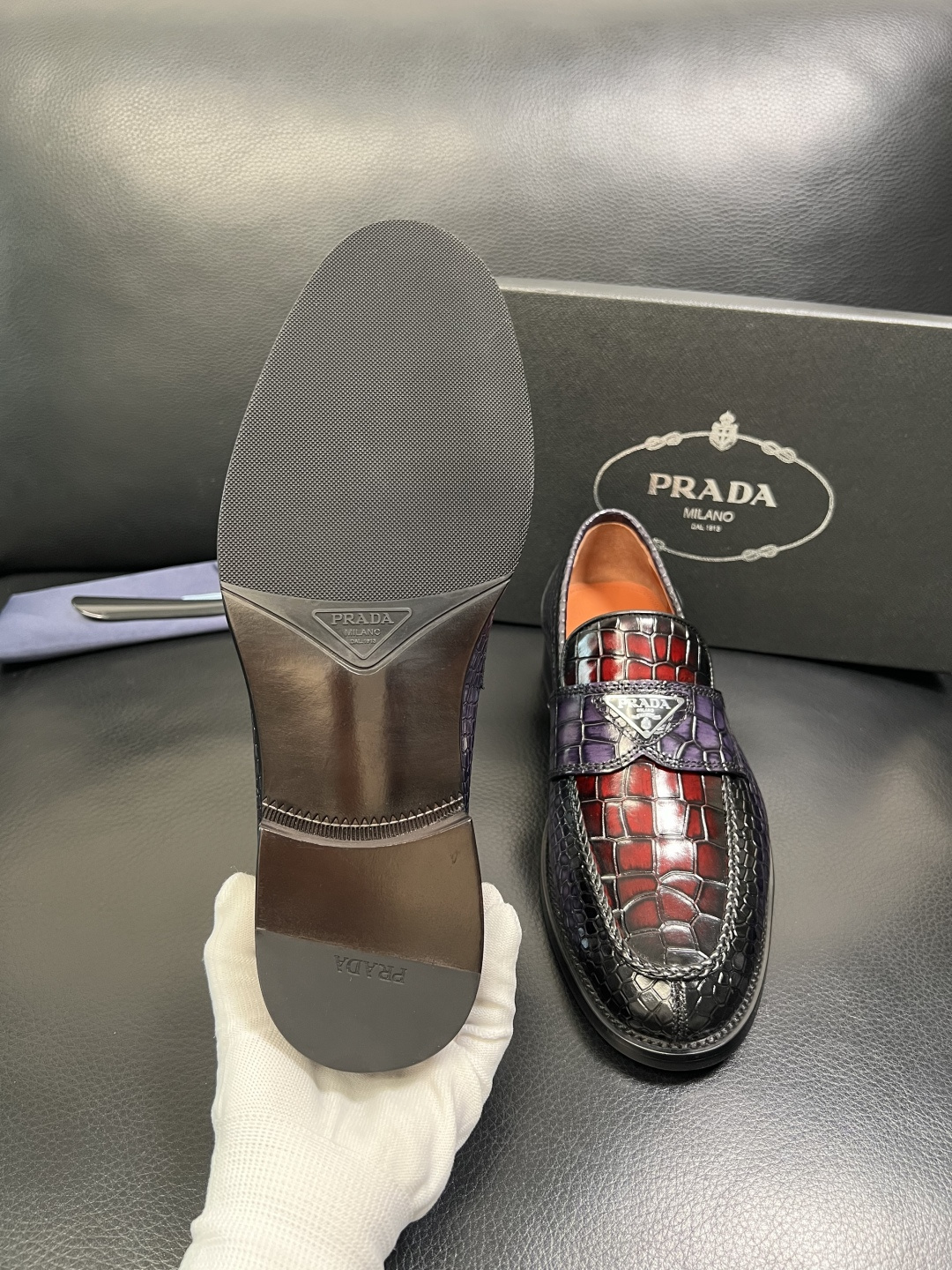 PRADA 高品质 顶级工艺品 普拉达 皮鞋专柜同步 原厂配置，意大利进口原版牛皮面料，透气舒适进口水染