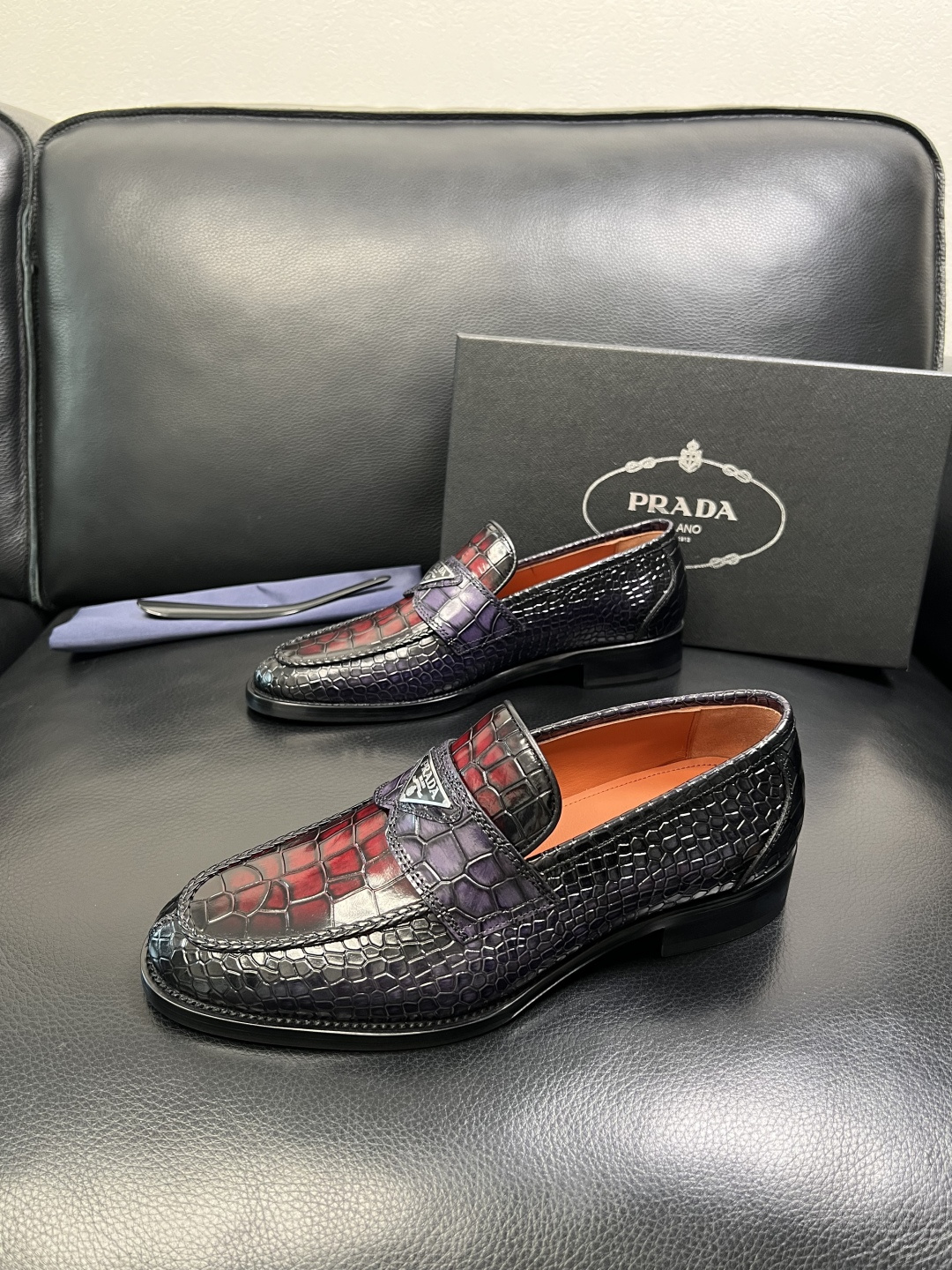 PRADA 高品质 顶级工艺品 普拉达 皮鞋专柜同步 原厂配置，意大利进口原版牛皮面料，透气舒适进口水染