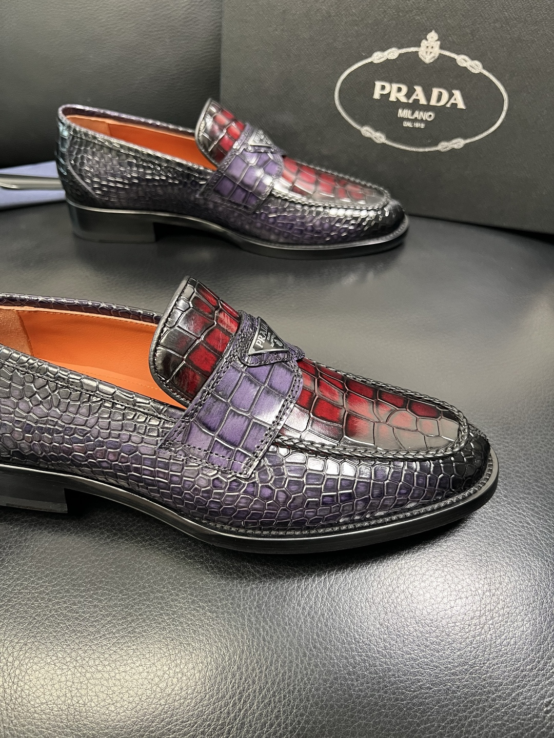 PRADA 高品质 顶级工艺品 普拉达 皮鞋专柜同步 原厂配置，意大利进口原版牛皮面料，透气舒适进口水染