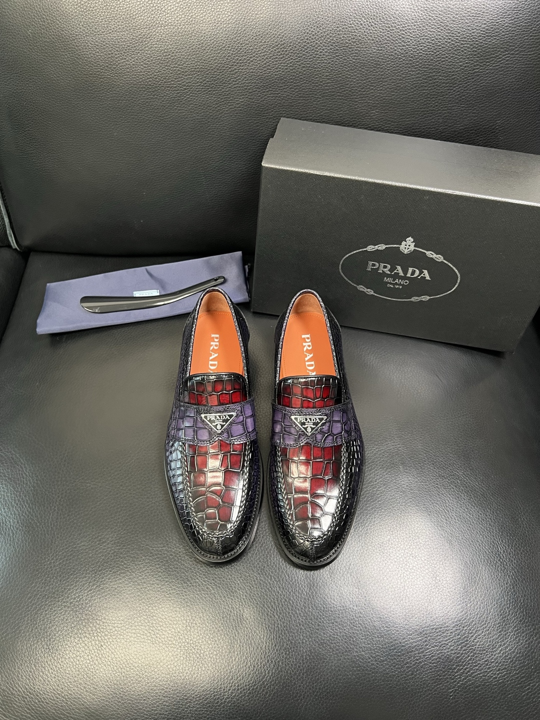 PRADA 高品质 顶级工艺品 普拉达 皮鞋专柜同步 原厂配置，意大利进口原版牛皮面料，透气舒适进口水染