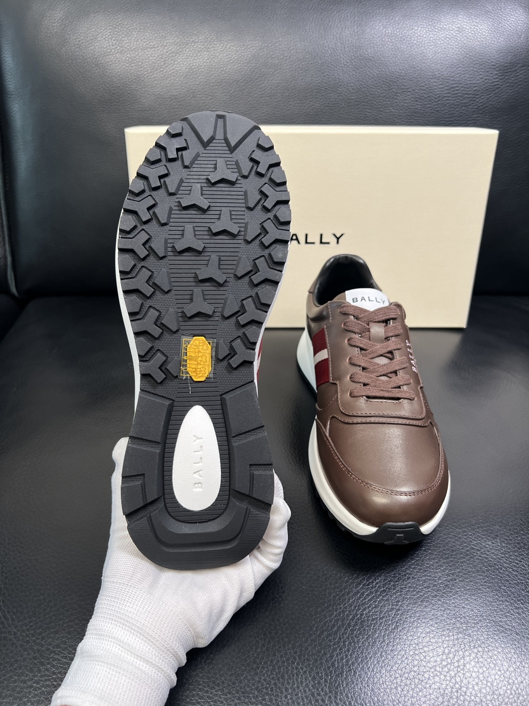 BALLY 高品质 顶级工艺品 巴利 专柜同原厂配置 ，鞋面意大利进口牛皮面料，进口水染牛皮里垫 ，鞋底