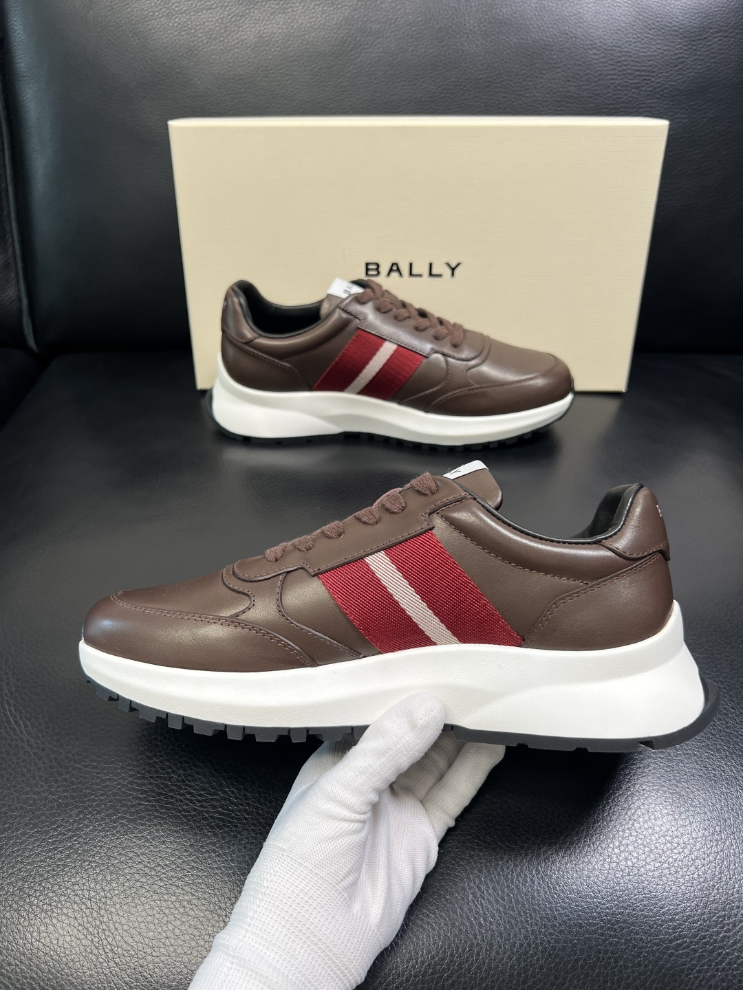 BALLY 高品质 顶级工艺品 巴利 专柜同原厂配置 ，鞋面意大利进口牛皮面料，进口水染牛皮里垫 ，鞋底