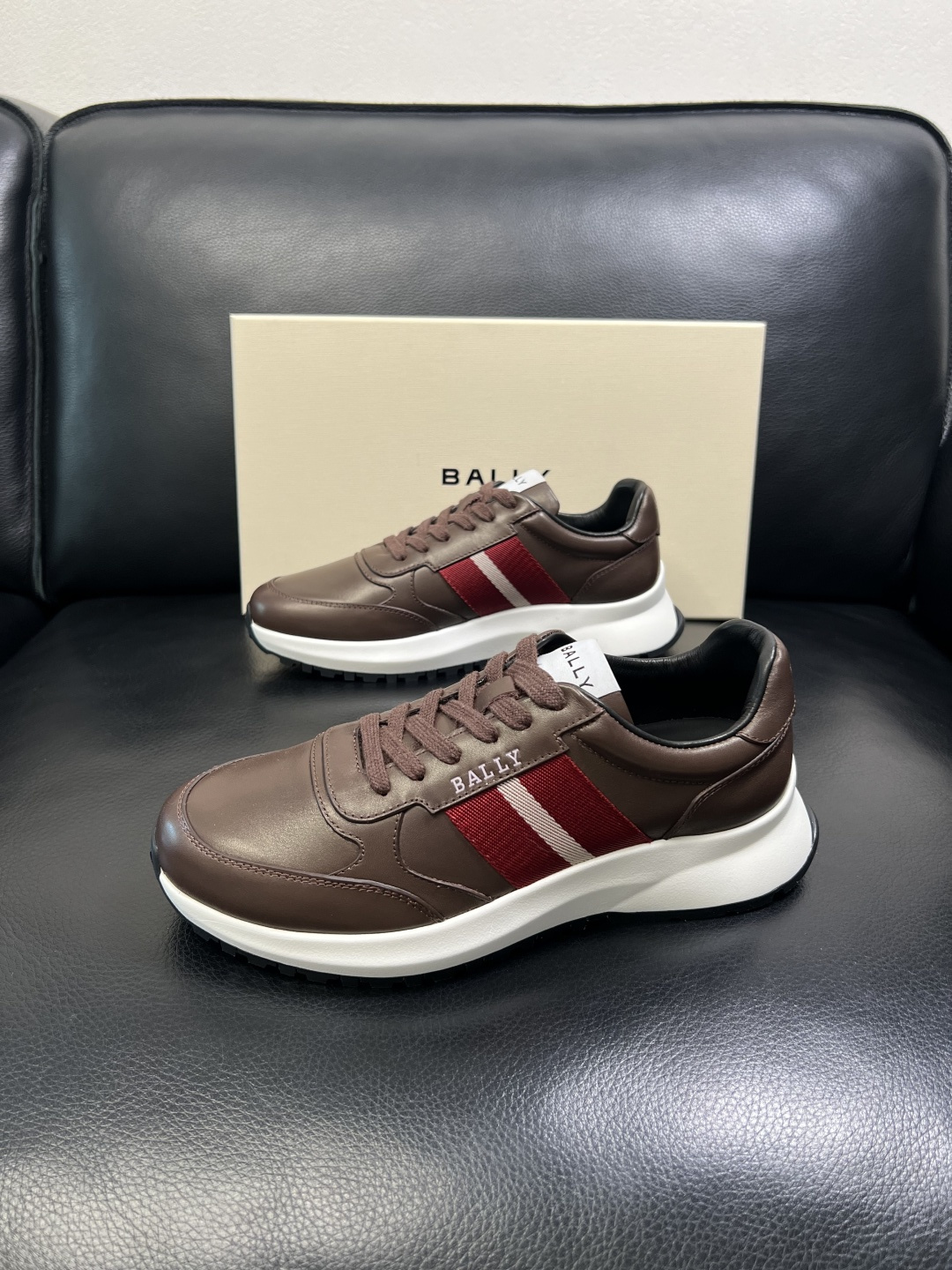 BALLY 高品质 顶级工艺品 巴利 专柜同原厂配置 ，鞋面意大利进口牛皮面料，进口水染牛皮里垫 ，鞋底