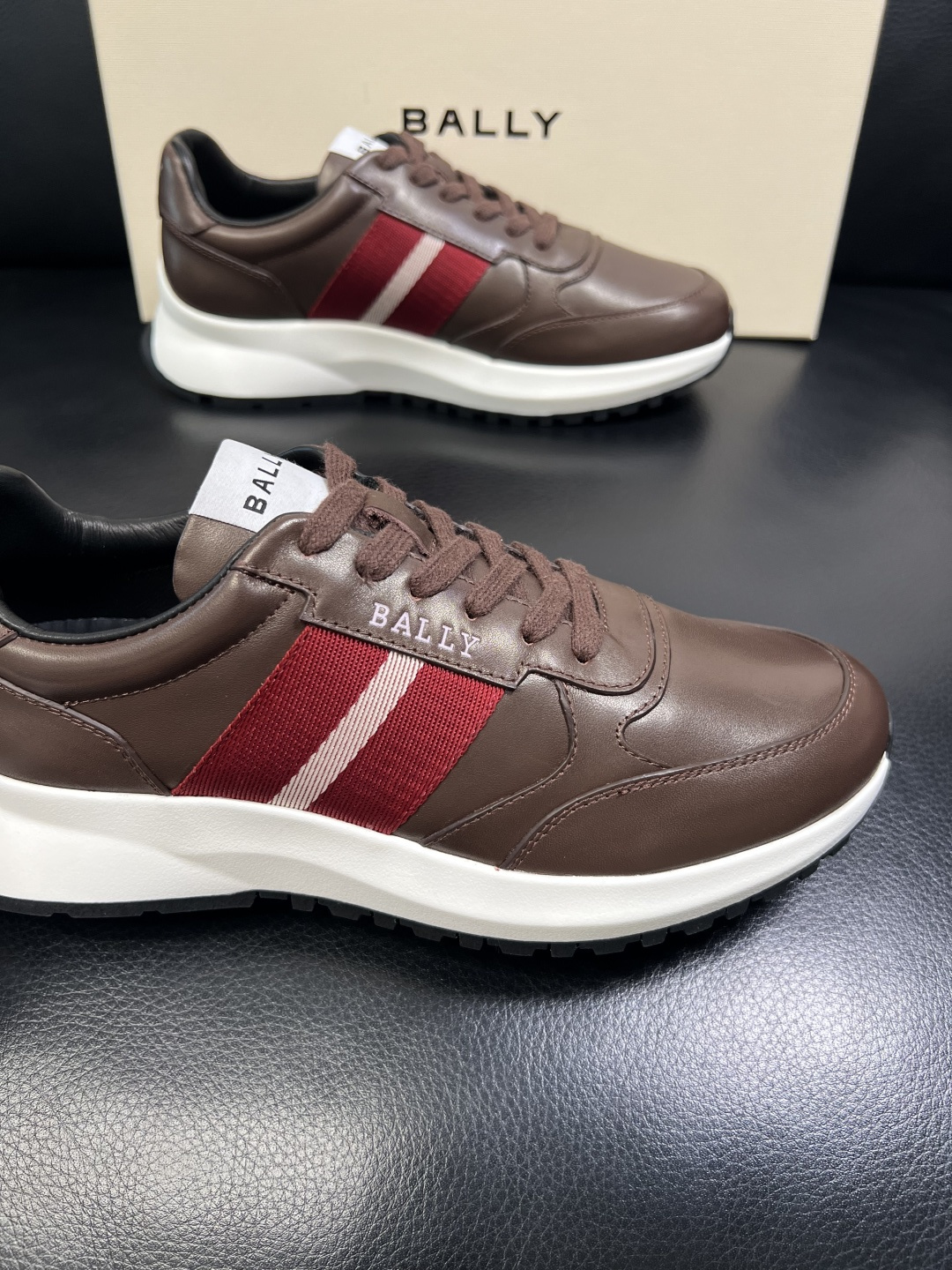 BALLY 高品质 顶级工艺品 巴利 专柜同原厂配置 ，鞋面意大利进口牛皮面料，进口水染牛皮里垫 ，鞋底