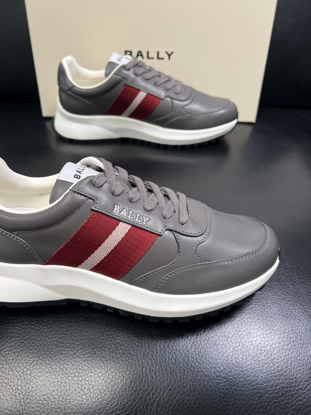 BALLY 高品质 顶级工艺品 巴利 专柜同原厂配置 ，鞋面意大利进口牛皮面料，进口水染牛皮里垫 ，鞋底