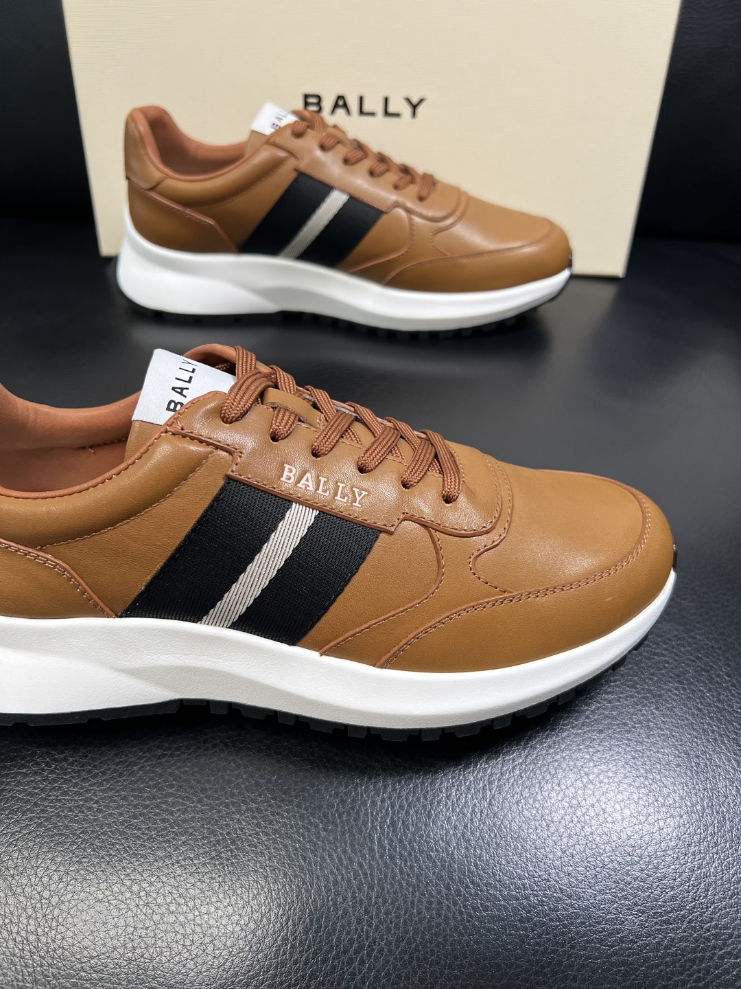 BALLY 高品质 顶级工艺品 巴利 专柜同原厂配置 ，鞋面意大利进口牛皮面料，进口水染牛皮里垫 ，鞋底