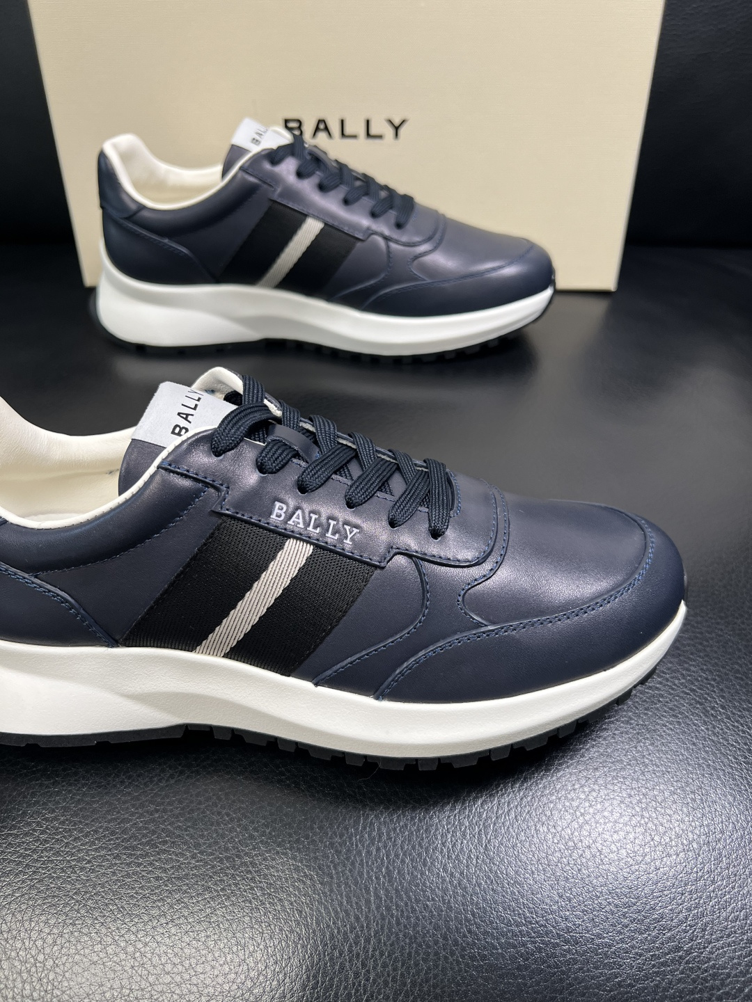 BALLY 高品质 顶级工艺品 巴利 专柜同原厂配置 ，鞋面意大利进口牛皮面料，进口水染牛皮里垫 ，鞋底
