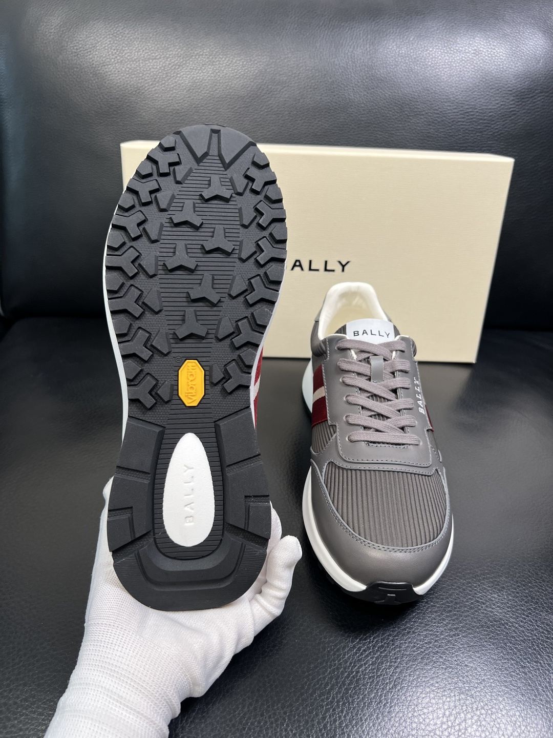 BALLY 高品质 顶级工艺品 巴利 专柜同原厂配置 ，鞋面意大利进口牛皮面料，进口水染牛皮里垫 ，鞋底