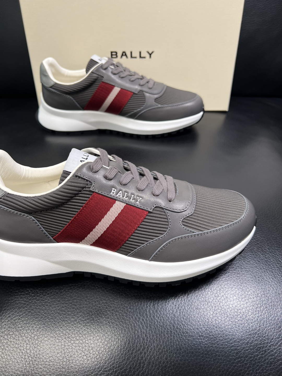 BALLY 高品质 顶级工艺品 巴利 专柜同原厂配置 ，鞋面意大利进口牛皮面料，进口水染牛皮里垫 ，鞋底