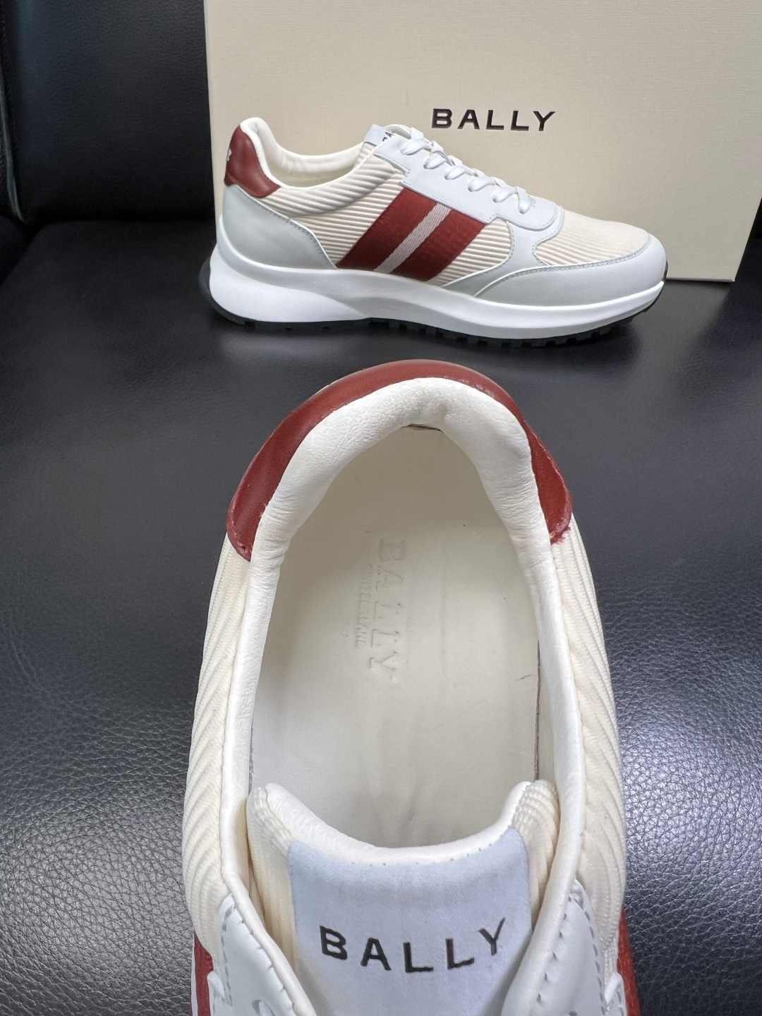 BALLY 高品质 顶级工艺品 巴利 专柜同原厂配置 ，鞋面意大利进口牛皮面料，进口水染牛皮里垫 ，鞋底