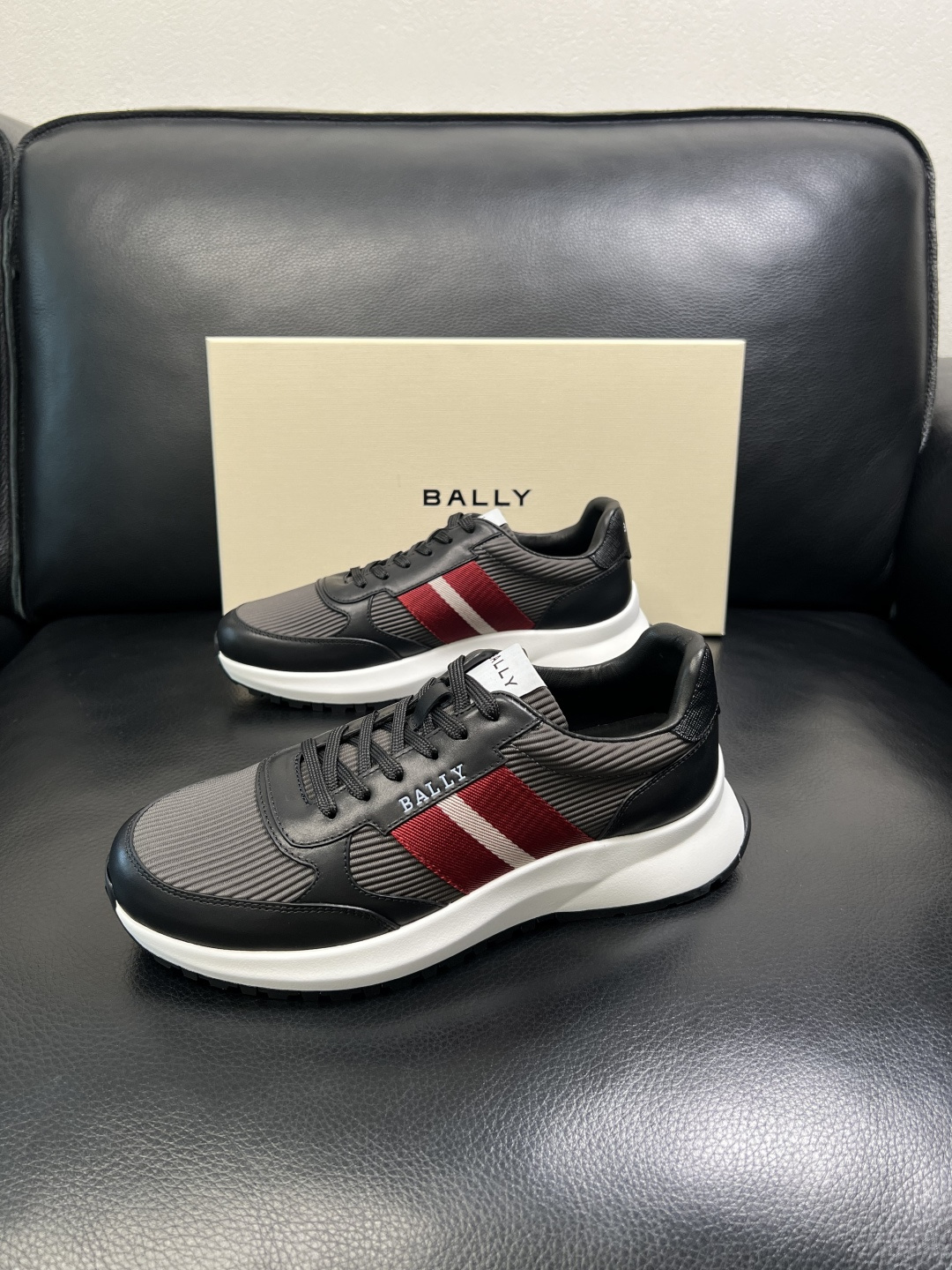 BALLY 高品质 顶级工艺品 巴利 专柜同原厂配置 ，鞋面意大利进口牛皮面料，进口水染牛皮里垫 ，鞋底