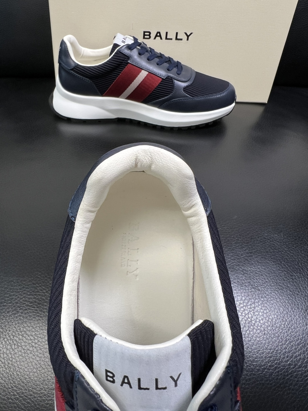 BALLY 高品质 顶级工艺品 巴利 专柜同原厂配置 ，鞋面意大利进口牛皮面料，进口水染牛皮里垫 ，鞋底