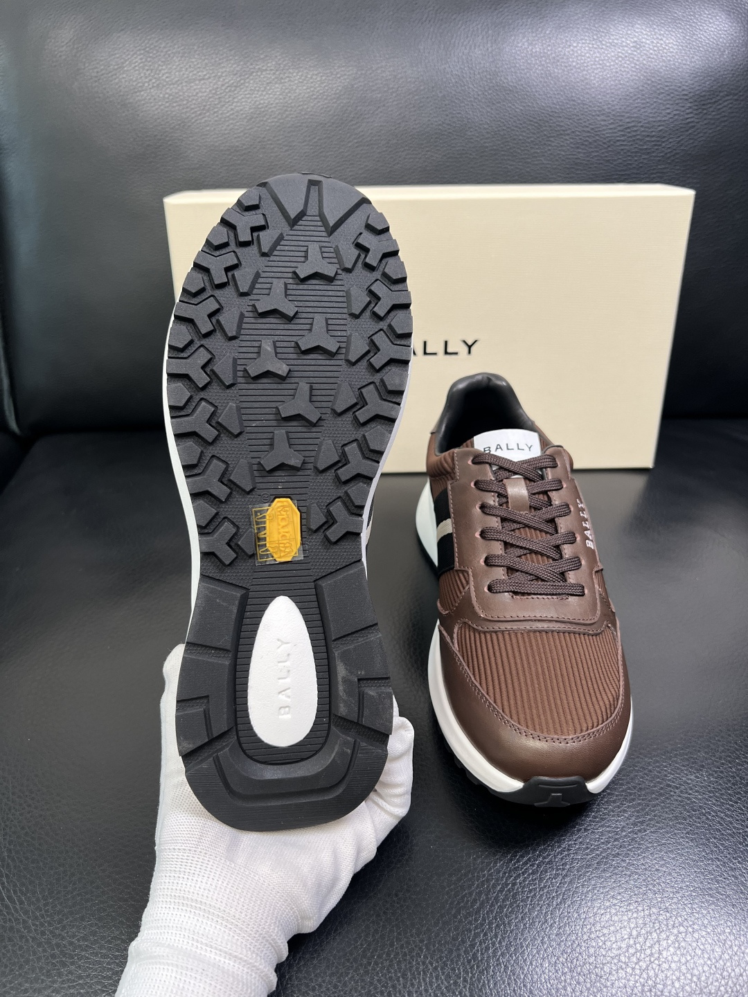 BALLY 高品质 顶级工艺品 巴利 专柜同原厂配置 ，鞋面意大利进口牛皮面料，进口水染牛皮里垫 ，鞋底