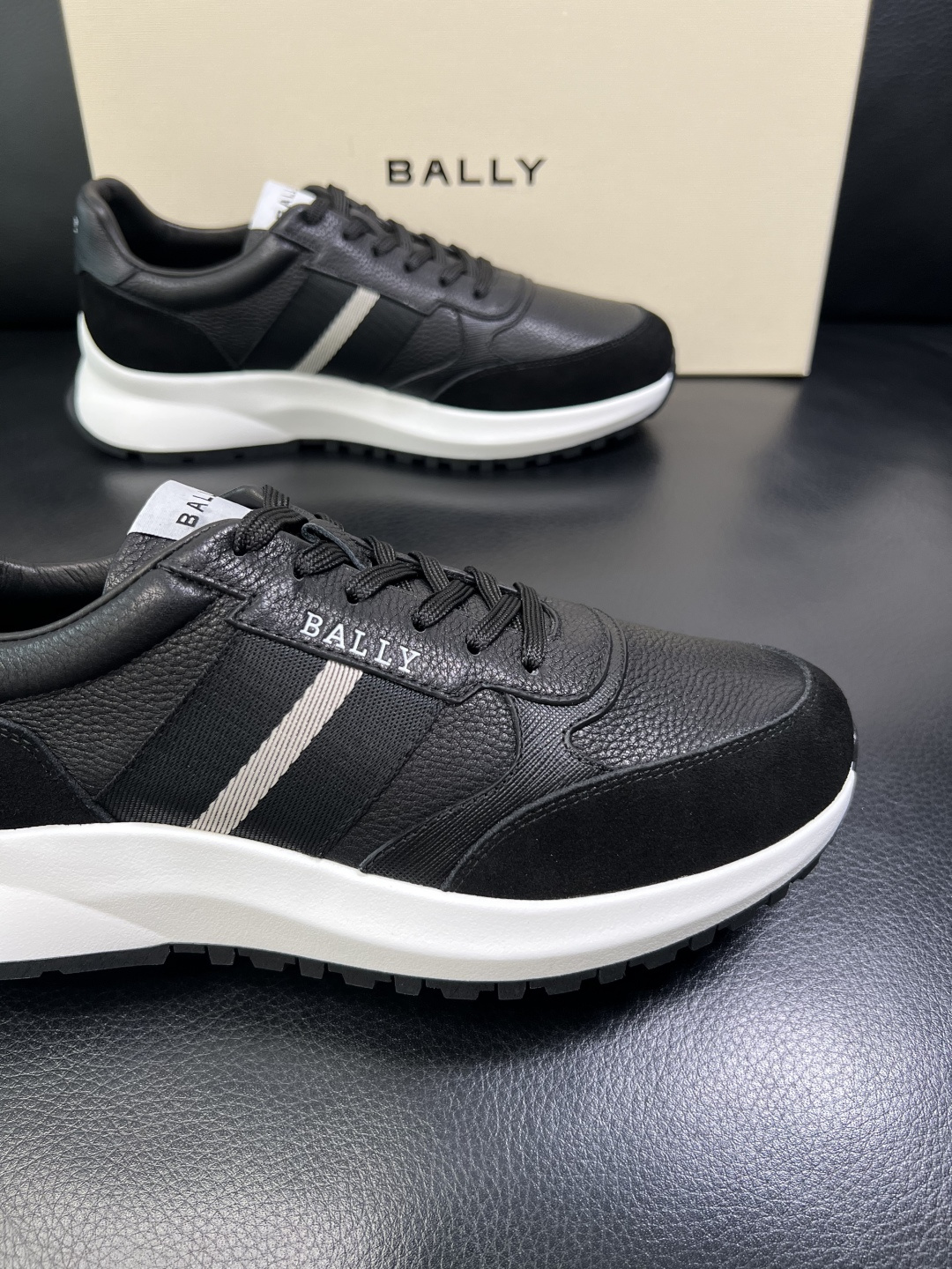 BALLY 高品质 顶级工艺品 巴利 专柜同原厂配置 ，鞋面意大利进口牛皮面料，进口水染牛皮里垫 ，鞋底