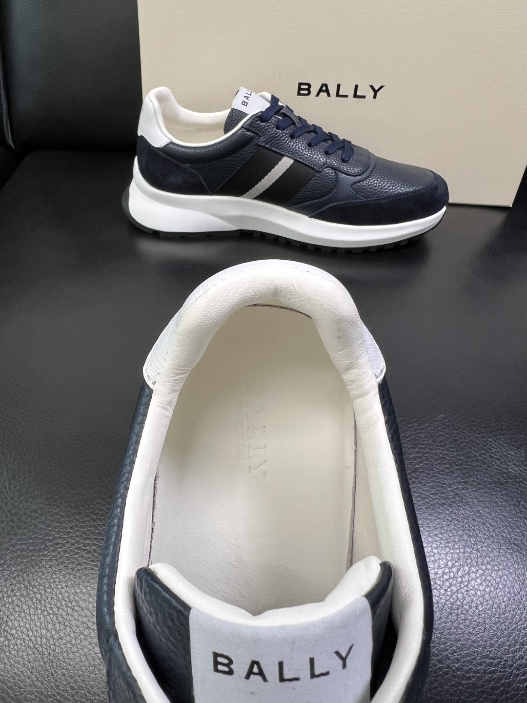 BALLY 高品质 顶级工艺品 巴利 专柜同原厂配置 ，鞋面意大利进口牛皮面料，进口水染牛皮里垫 ，鞋底