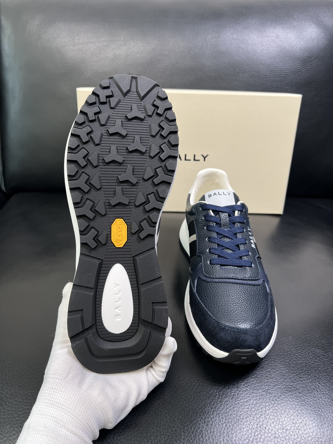 BALLY 高品质 顶级工艺品 巴利 专柜同原厂配置 ，鞋面意大利进口牛皮面料，进口水染牛皮里垫 ，鞋底