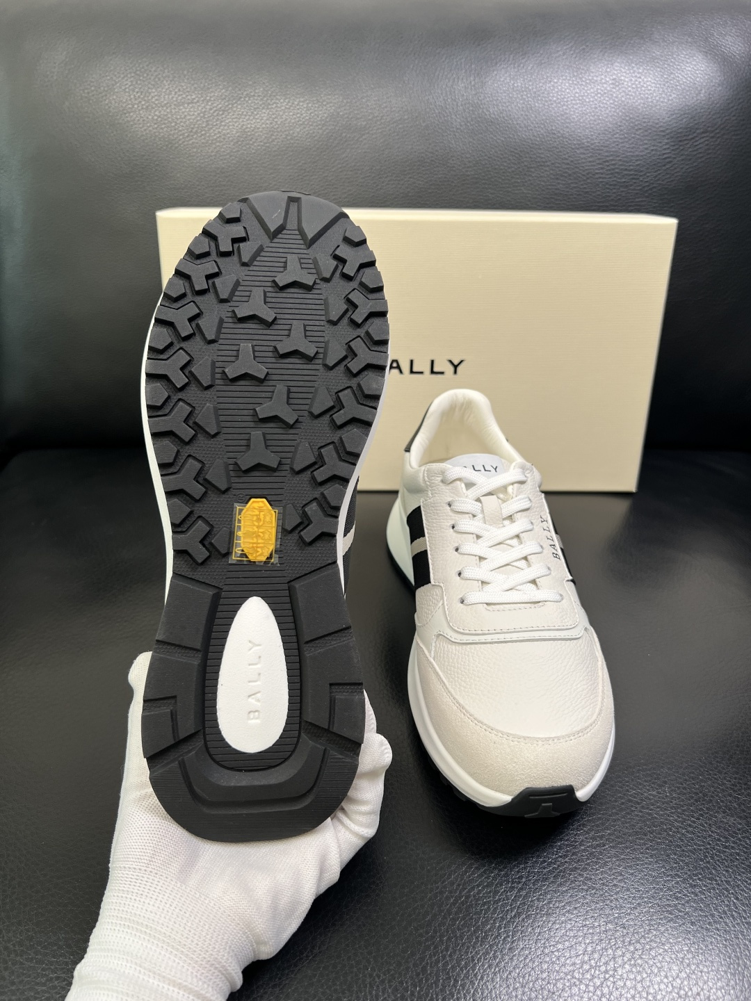 BALLY 高品质 顶级工艺品 巴利 专柜同原厂配置 ，鞋面意大利进口牛皮面料，进口水染牛皮里垫 ，鞋底