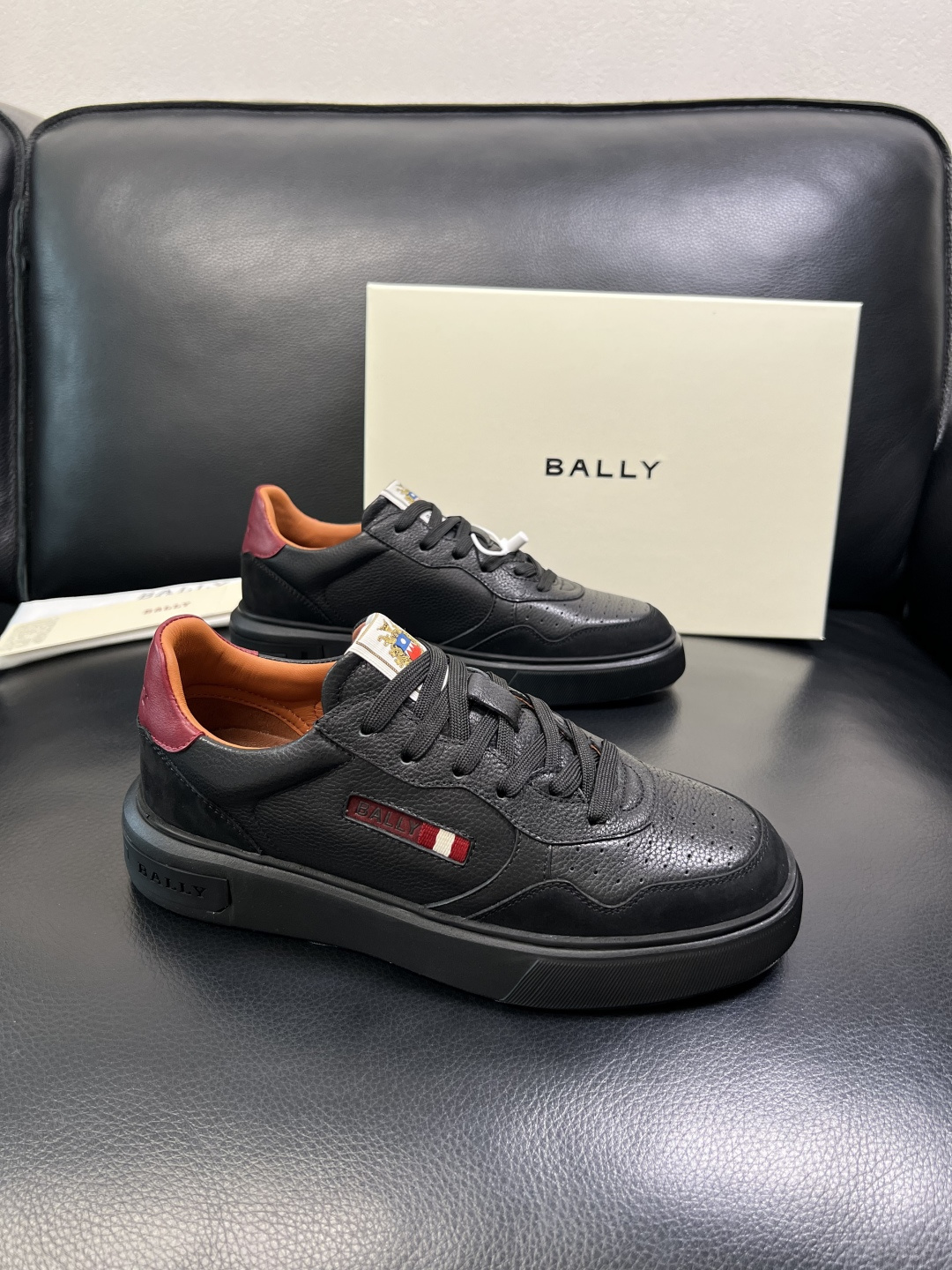 NO:680329,BALLY high-quality top crafts Bally classic color matching counter synchronization, uppers imported from Italy cowhide fabric, imported water-dyed cowhide lining, soles specially provided by the original factory, exclusive movable molded soles super comfortable, original factory and single goods, welcome to compare, code number 39-44 (order 38 45), bally, cowhide19860909BALLY 高品质 顶级工艺品 巴利 经典配色专柜同步,鞋面意大利进口牛皮面料,进口水染牛皮里垫 ,鞋底原厂特供原版底,独家活动成型底超级舒适,原厂跟单货,欢迎对比,码数 39-44（订 38 45）,,bally,cowhide,Men's shoes