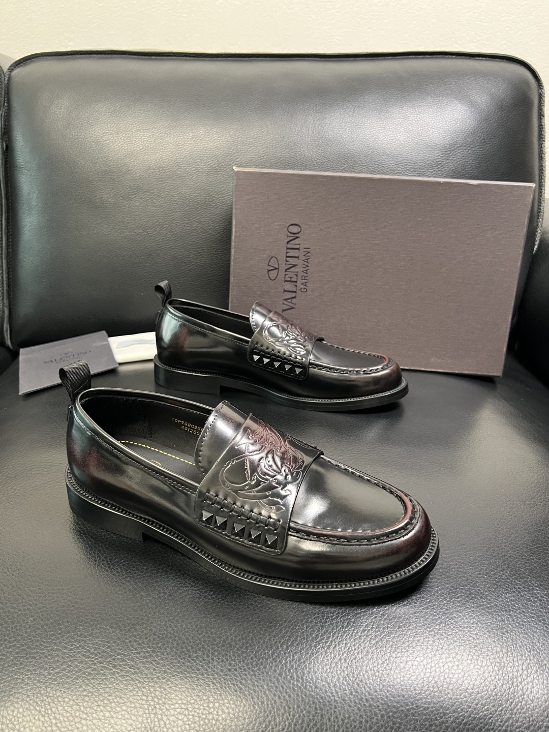 NO:680340,VALENTINO High-quality top crafts Valentino, leather shoes counter synchronization, uppers imported from Italy, high-quality splicing colorful and complex crafts, imported cowhide linings are soft and comfortable, original soles are specially provided by the original factory, TPU exclusive movable molded soles are super comfortable, original factory follow-up goods, welcome to compare, couple size code number 39-44 (customized 38 45 46 47), valentino, valentino, cowhide19860909VALENTINO 高品质 顶级工艺品 华伦天奴,皮鞋专柜同步,鞋面意大利进口,高品质拼接缤纷色彩复杂工艺品,进口牛皮里垫柔软舒适,鞋底原厂特供原版底,TPU独家活动成型底超级舒适,原厂跟单货,欢迎对比,情侣款 码数 39-44（订做38 45 46 47）,,valentino,valentino,cowhide,Men's shoes